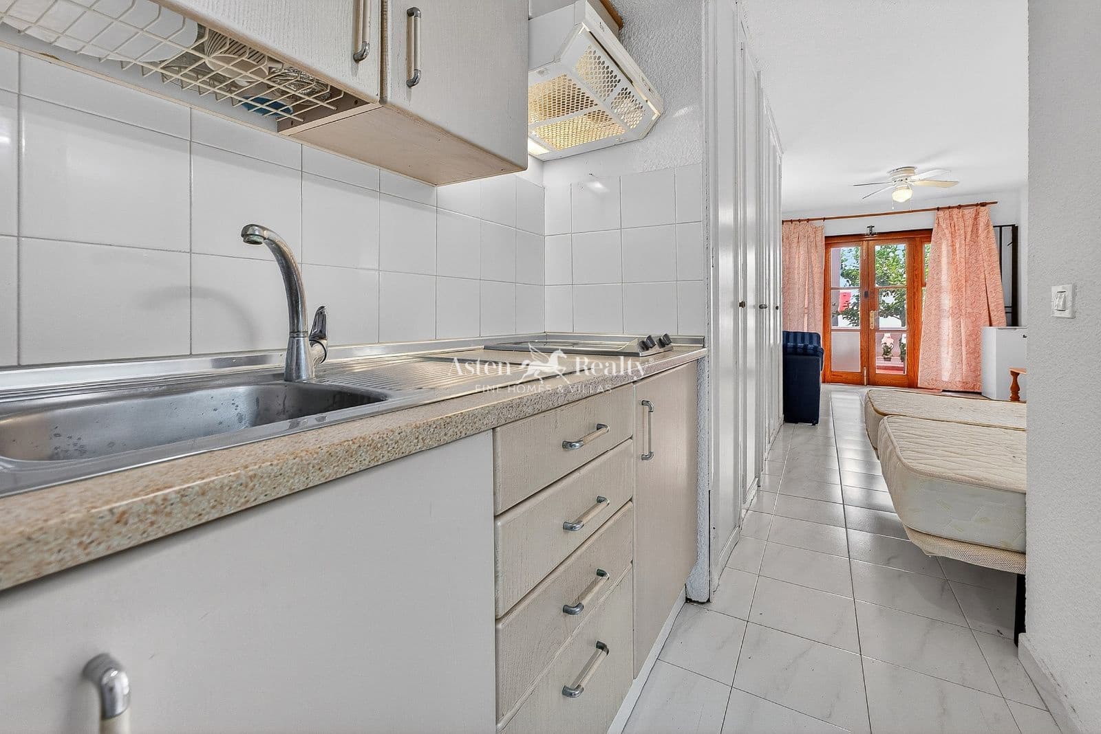 1 bedroom Flat for sale in Los Cristianos with pool - € 170,000 (Ref: 9824045)