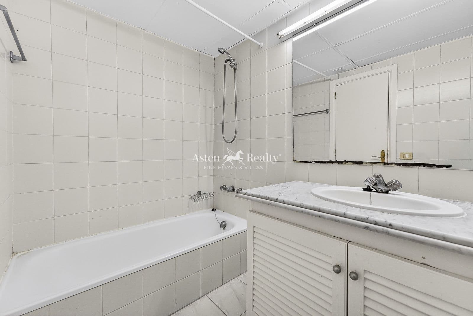 1 bedroom Flat for sale in Los Cristianos with pool - € 170,000 (Ref: 9824045)