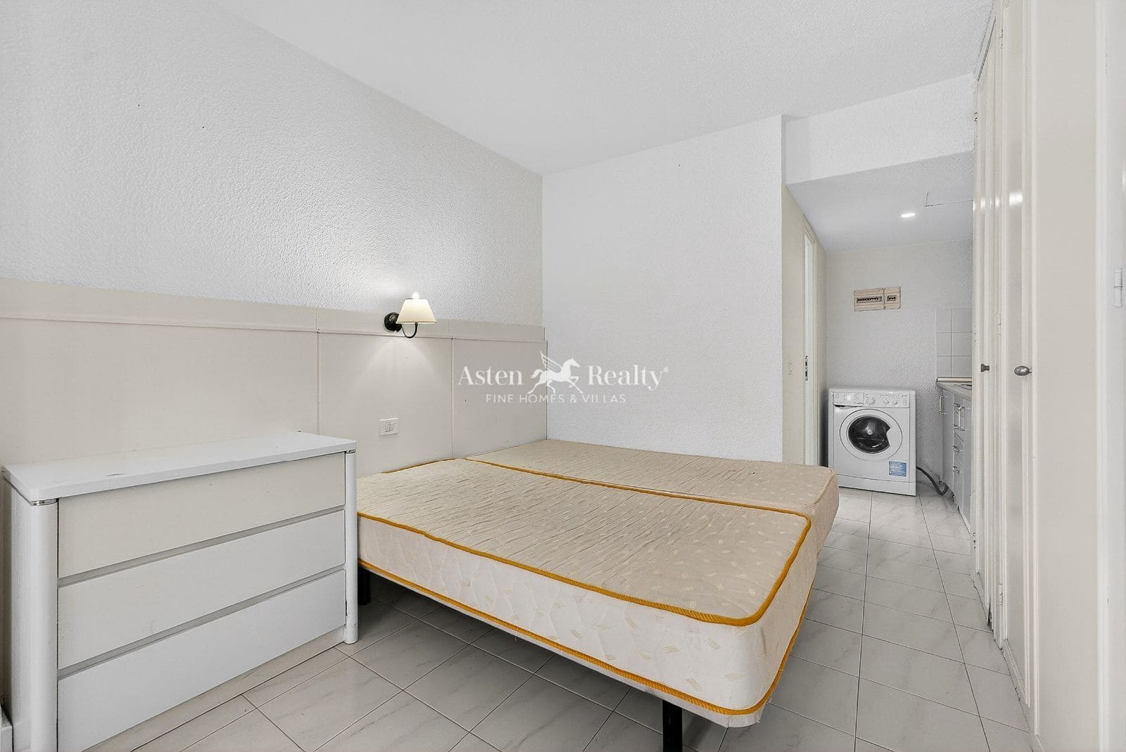 1 bedroom Flat for sale in Los Cristianos with pool - € 170,000 (Ref: 9824045)