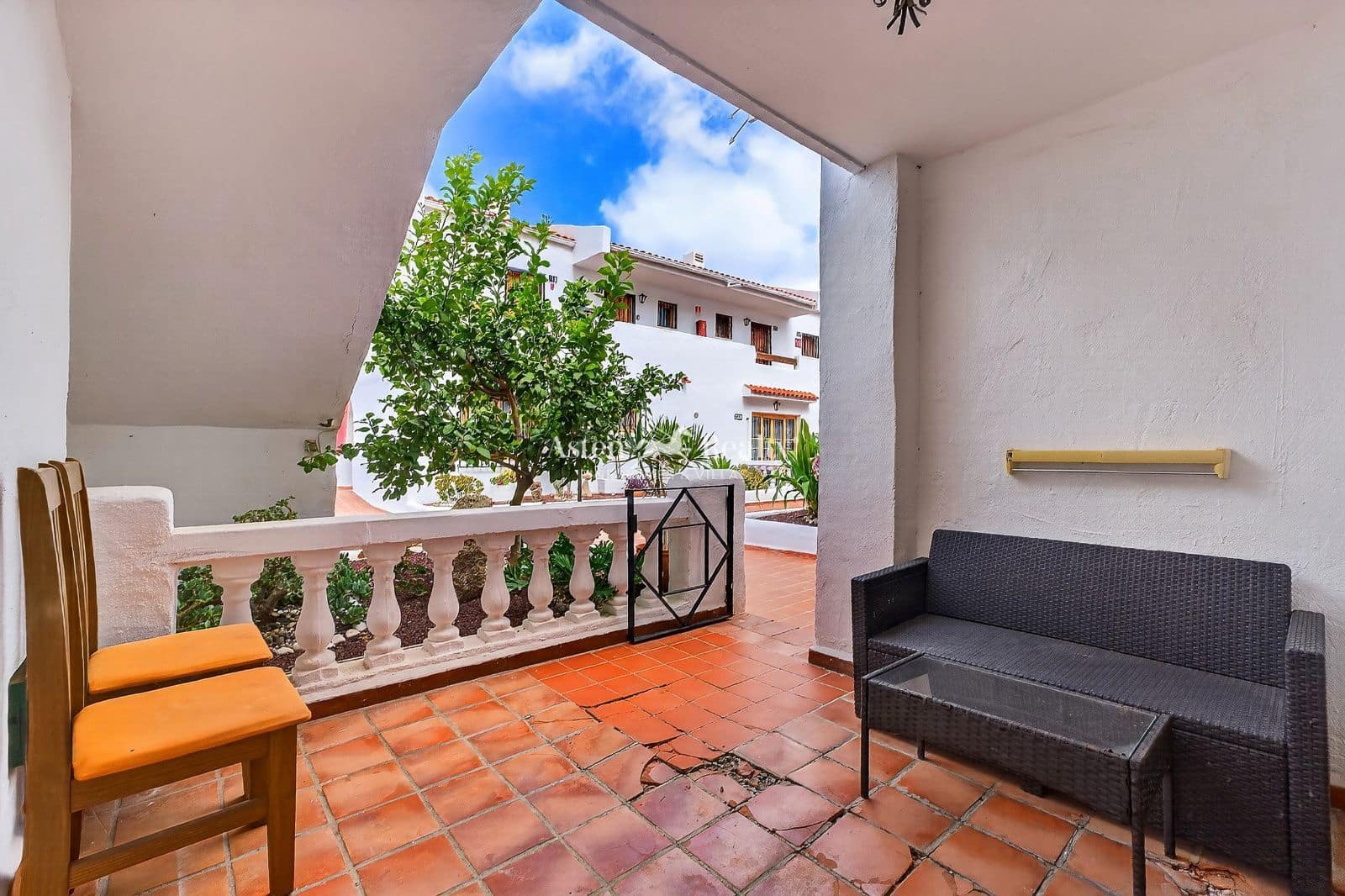 1 bedroom Flat for sale in Los Cristianos with pool - € 170,000 (Ref: 9824045)