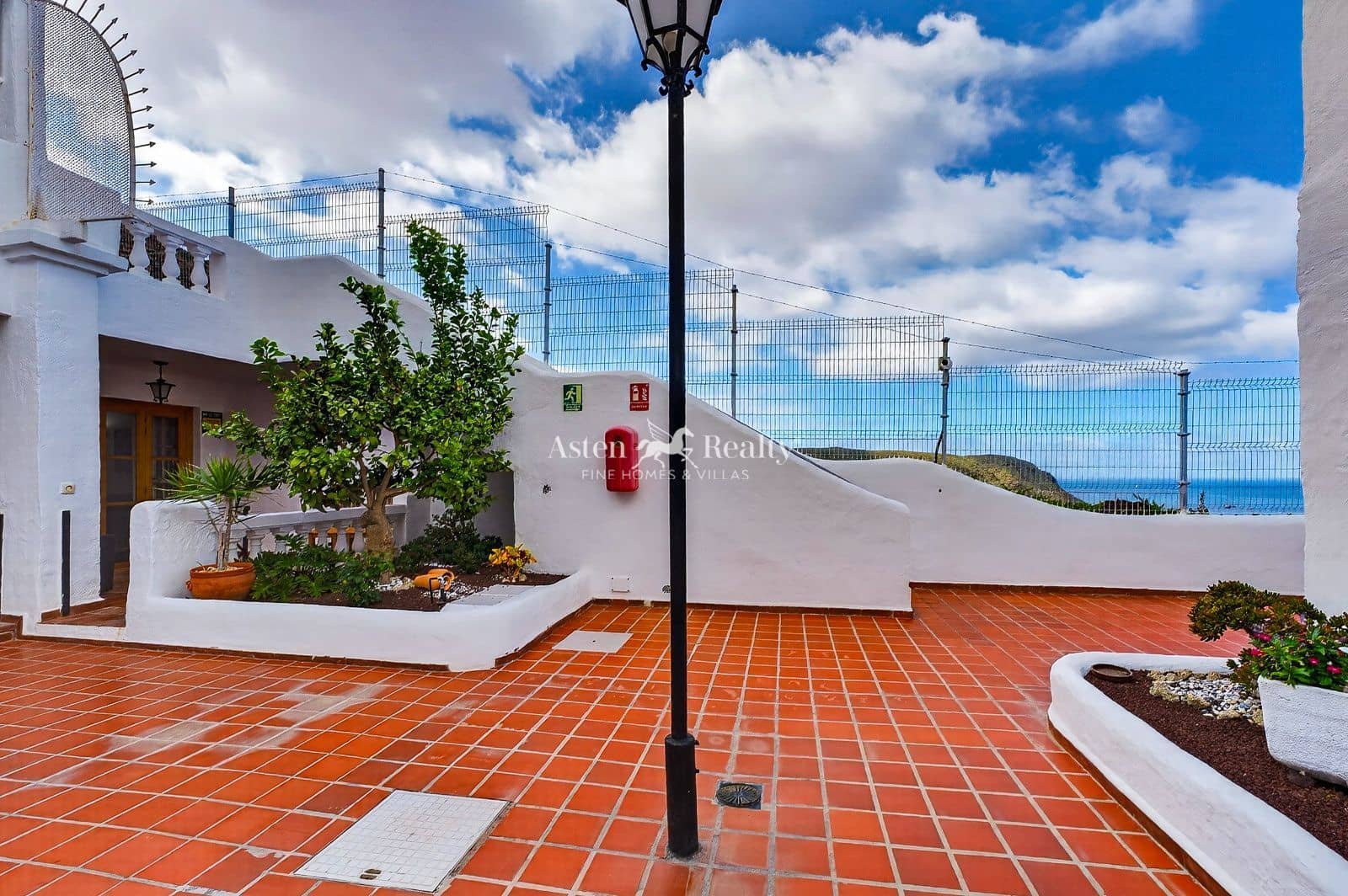 1 bedroom Flat for sale in Los Cristianos with pool - € 170,000 (Ref: 9824045)