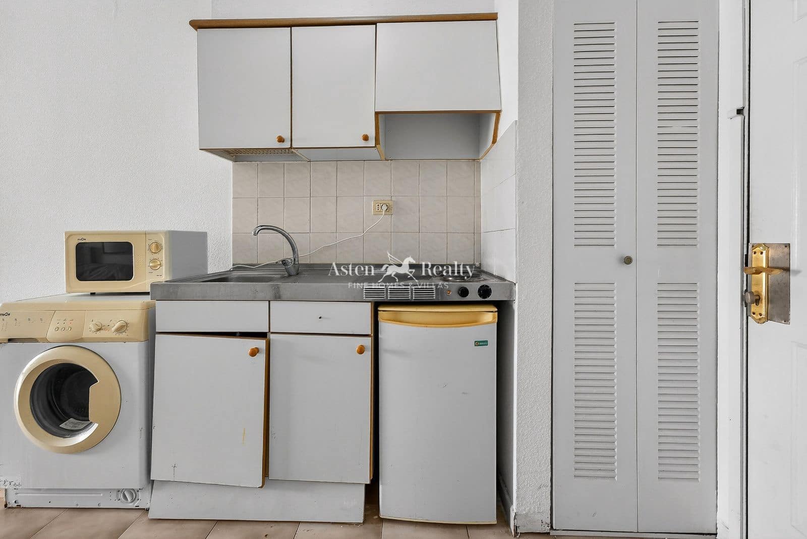 1 bedroom Flat for sale in Los Cristianos with pool - € 185,000 (Ref: 9824046)