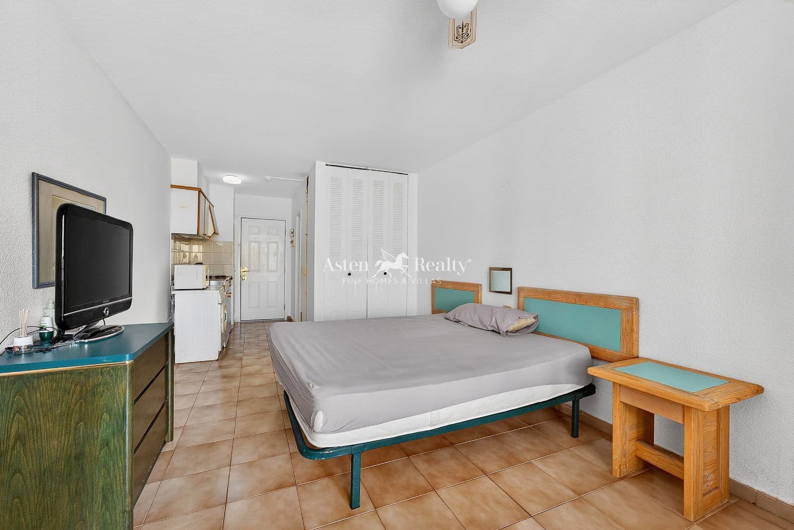 1 bedroom Flat for sale in Los Cristianos with pool - € 185,000 (Ref: 9824046)