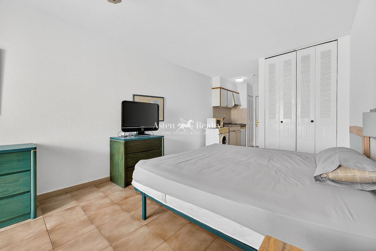1 bedroom Flat for sale in Los Cristianos with pool - € 185,000 (Ref: 9824046)