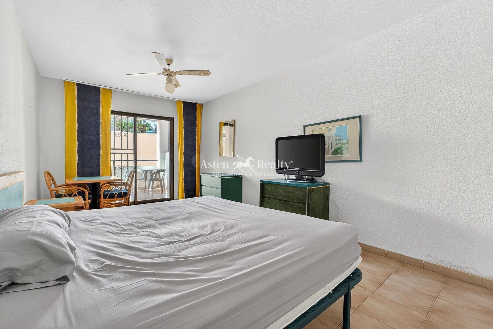 1 bedroom Flat for sale in Los Cristianos with pool - € 185,000 (Ref: 9824046)