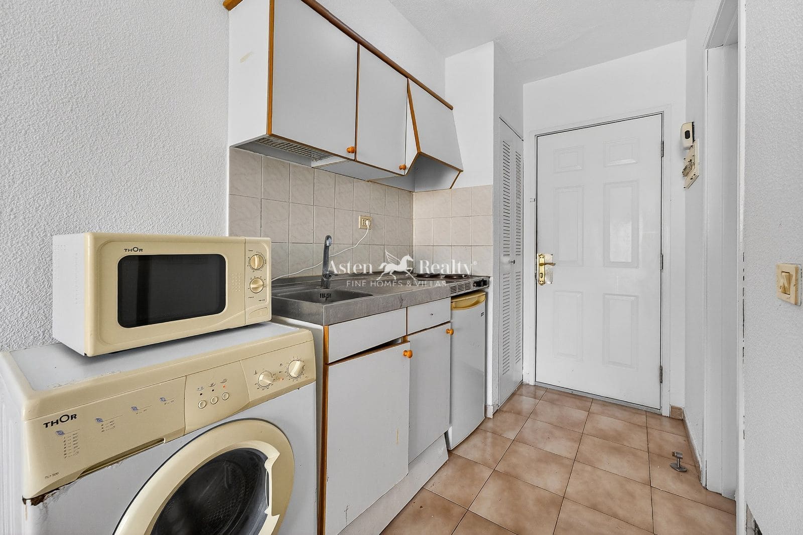 1 bedroom Flat for sale in Los Cristianos with pool - € 185,000 (Ref: 9824046)