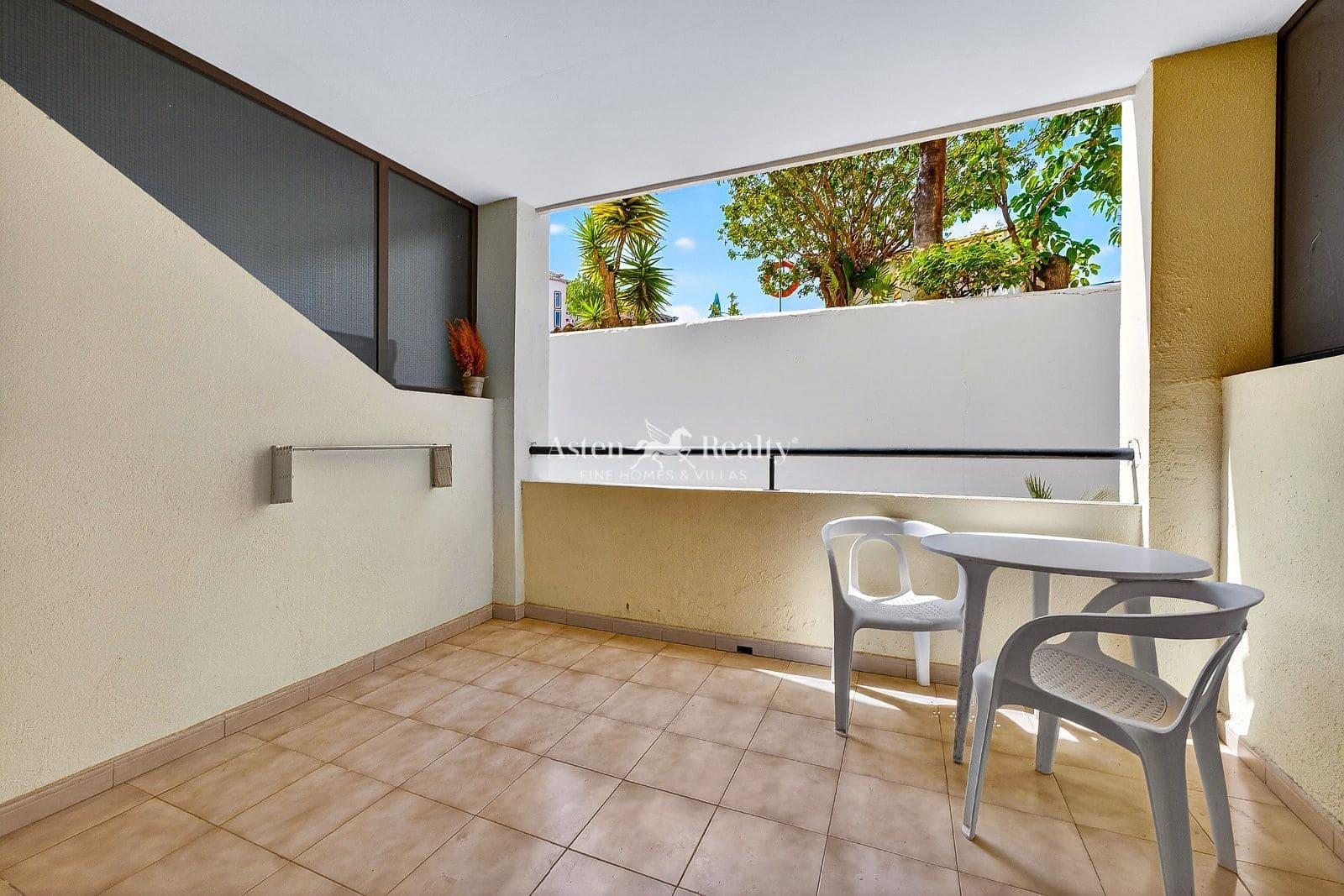 1 bedroom Flat for sale in Los Cristianos with pool - € 185,000 (Ref: 9824046)