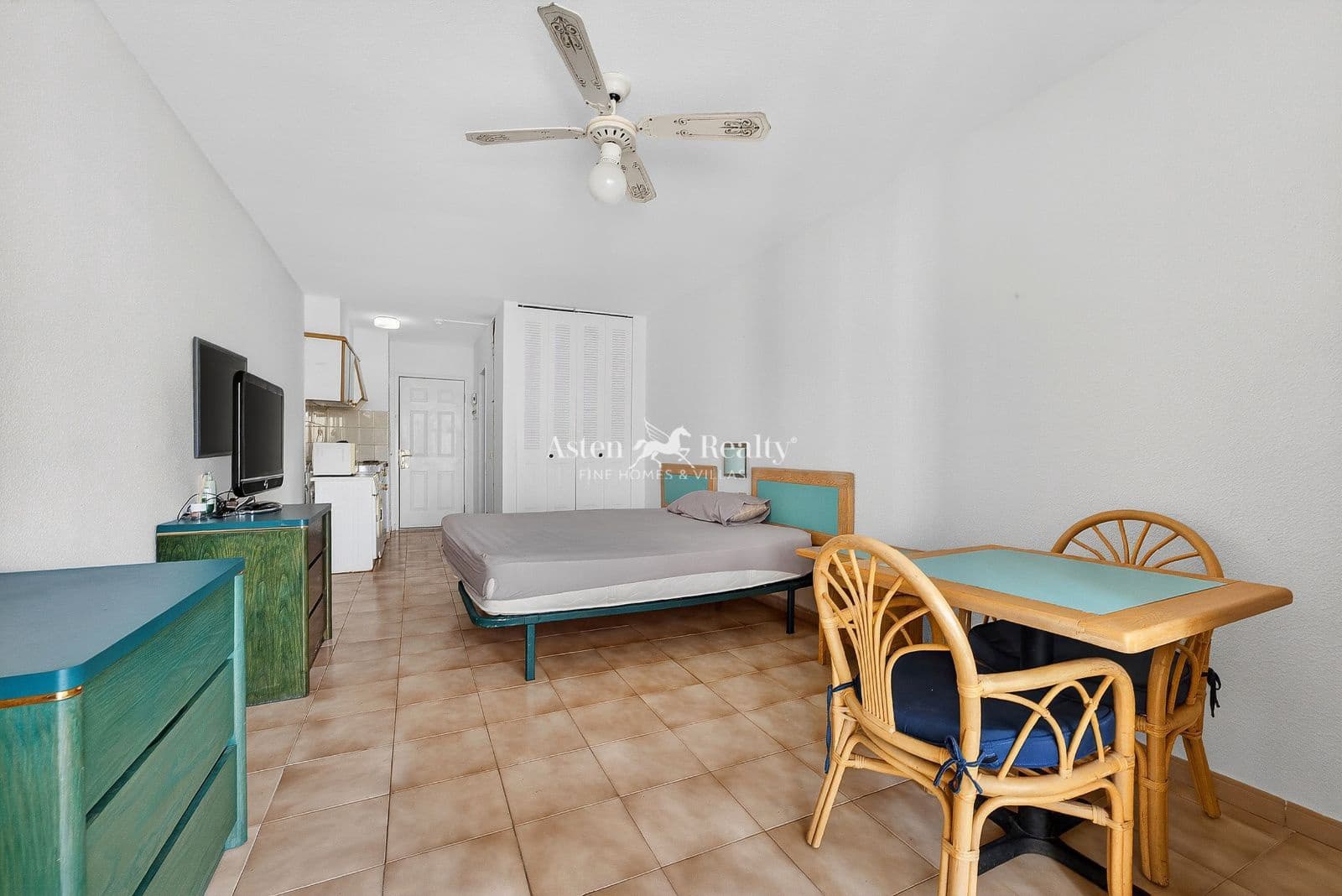 1 bedroom Flat for sale in Los Cristianos with pool - € 185,000 (Ref: 9824046)