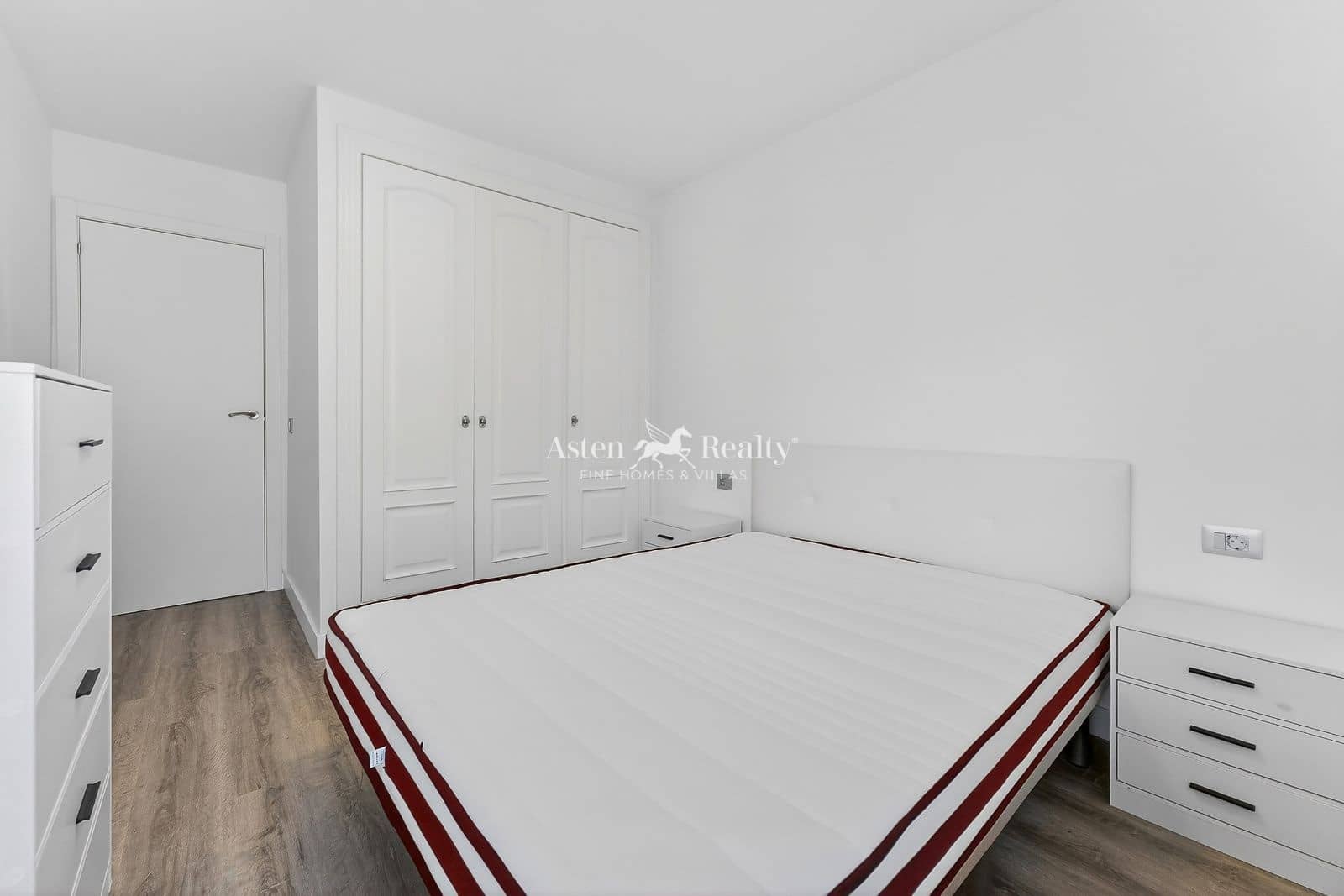 2 bedroom Flat for sale in Playa Paraiso with pool - € 335,000 (Ref: 9830121)