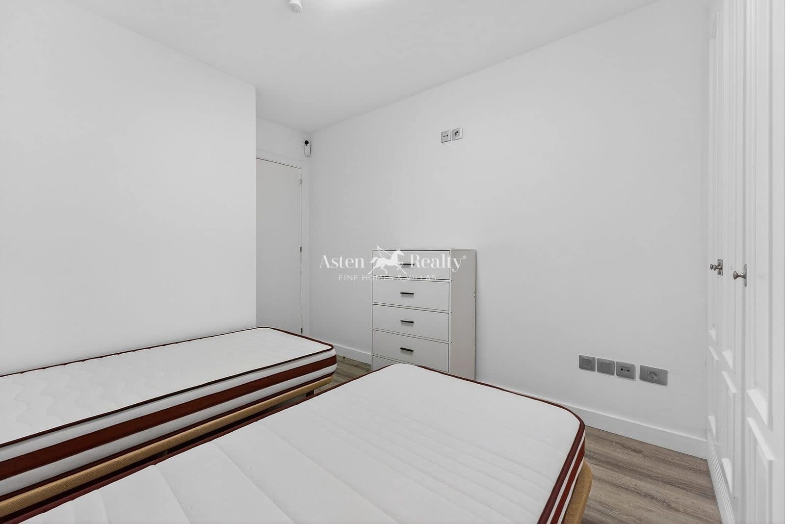 2 bedroom Flat for sale in Playa Paraiso with pool - € 335,000 (Ref: 9830121)