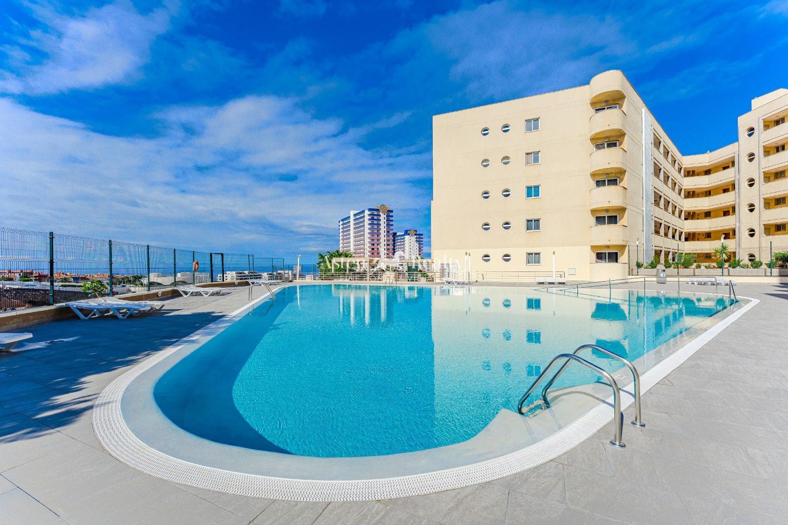 2 bedroom Flat for sale in Playa Paraiso with pool - € 335,000 (Ref: 9830121)