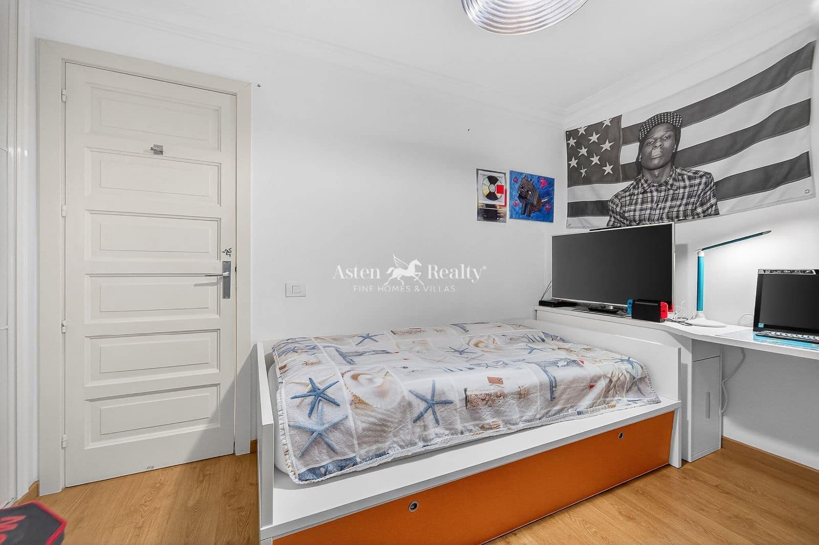 2 bedroom Flat for sale in Playa de las Americas with pool - € 630,000 (Ref: 9830294)