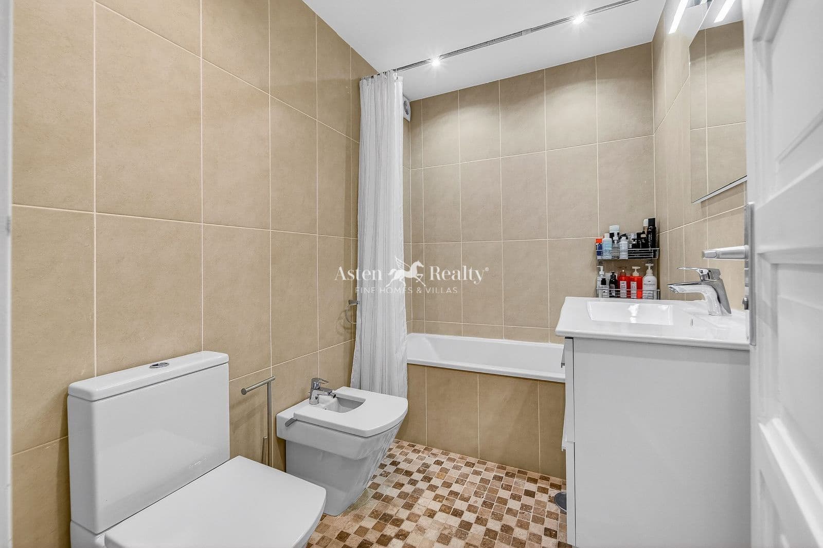 2 bedroom Flat for sale in Playa de las Americas with pool - € 630,000 (Ref: 9830294)