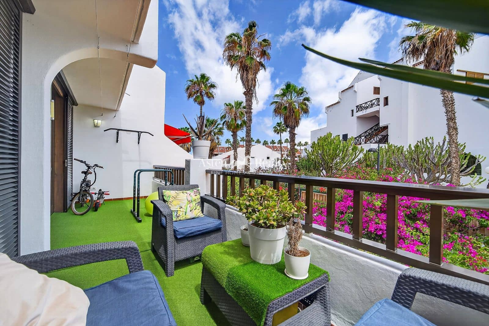 2 bedroom Flat for sale in Playa de las Americas with pool - € 630,000 (Ref: 9830294)