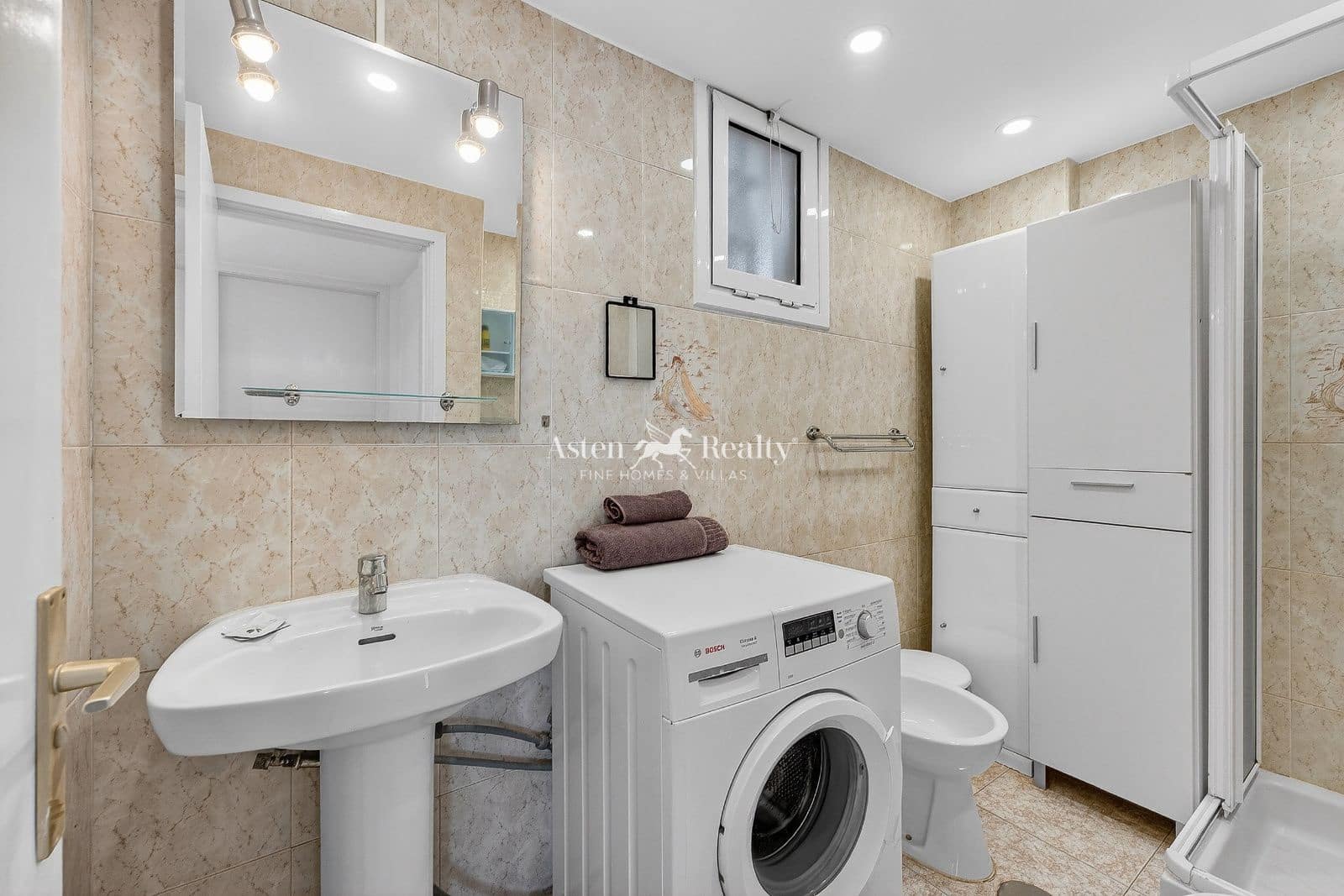 1 makuuhuone Asunto myytävänä paikassa Playa de las Americas mukana uima-altaan 
autotalli - 259 500 € (Ref: 9841578)
