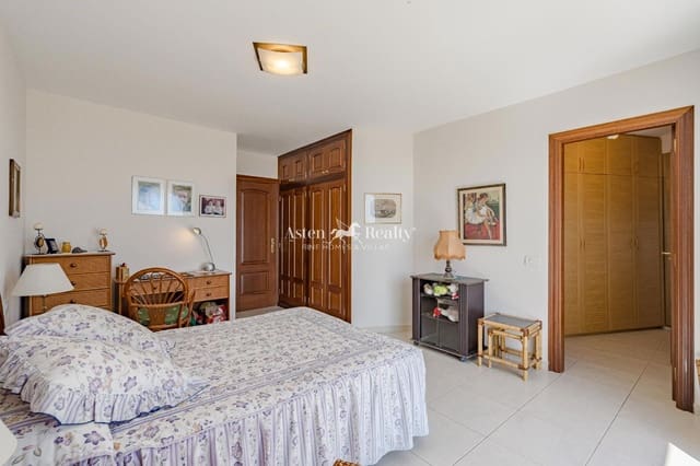 1 soveværelse Lejlighed til salg i Los Cristianos, Arona med swimmingpool - € 350.000 (Ref: 9841579)