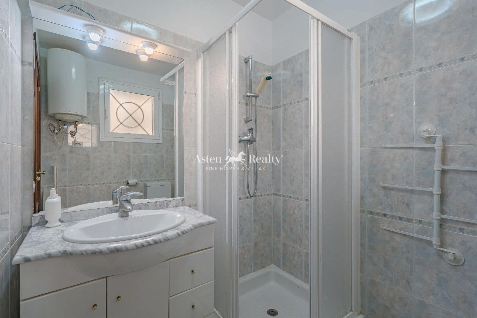 1 bedroom Flat for sale in Los Cristianos with pool - € 350,000 (Ref: 9841579)
