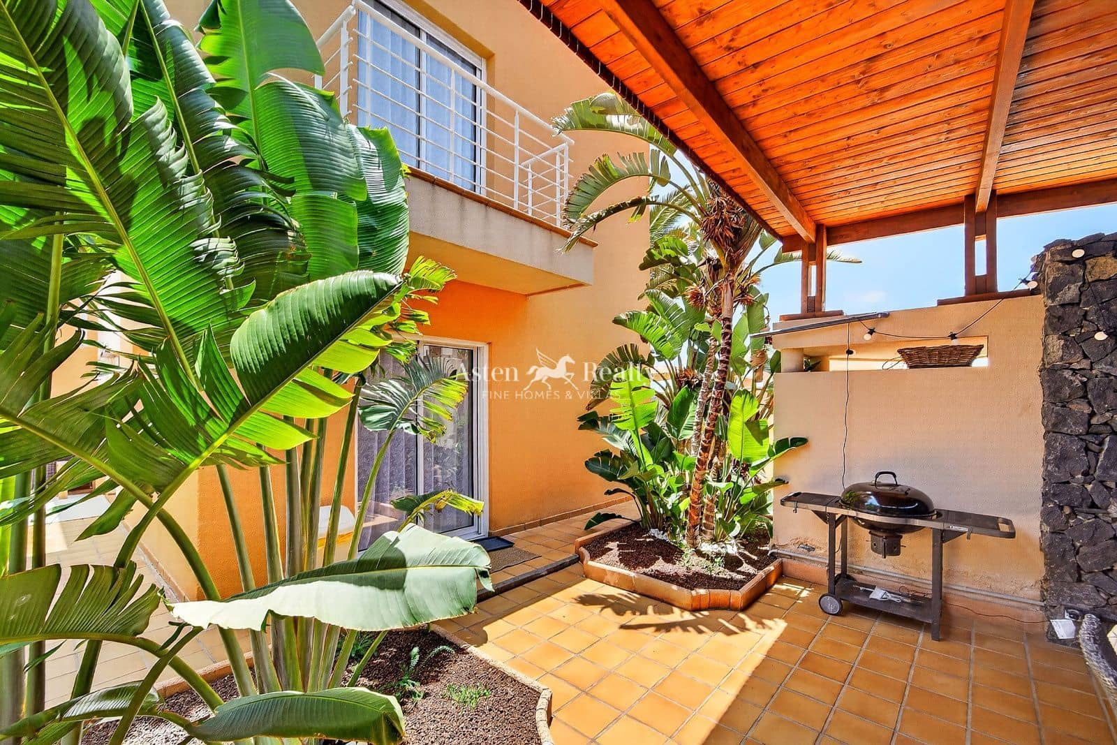 4 bedroom Villa for sale in Puerto Santiago with pool garage - € 1,055,555 (Ref: 9861349)