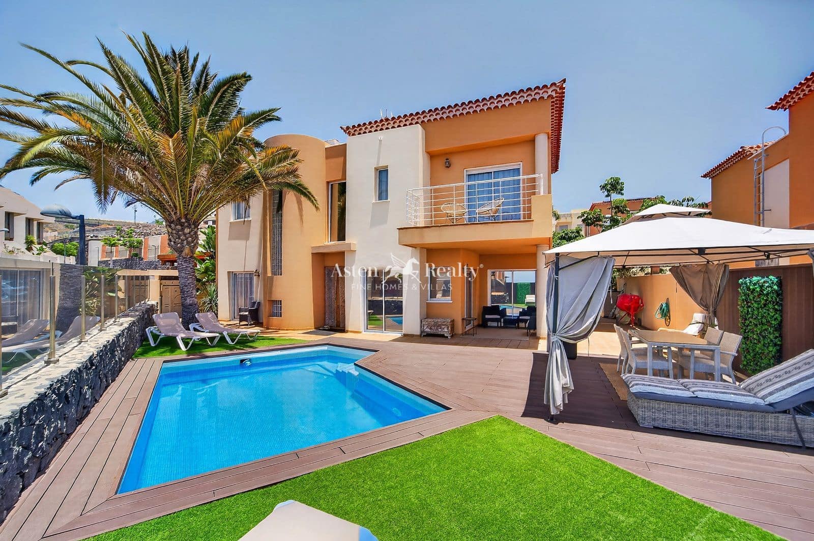 4 bedroom Villa for sale in Puerto Santiago with pool garage - € 1,055,555 (Ref: 9861349)
