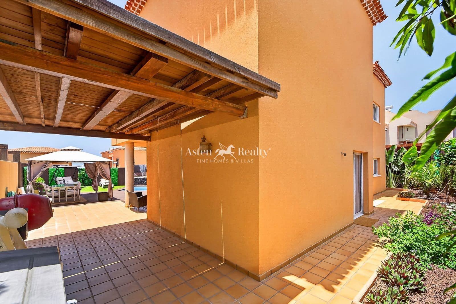 4 bedroom Villa for sale in Puerto Santiago with pool garage - € 1,055,555 (Ref: 9861349)