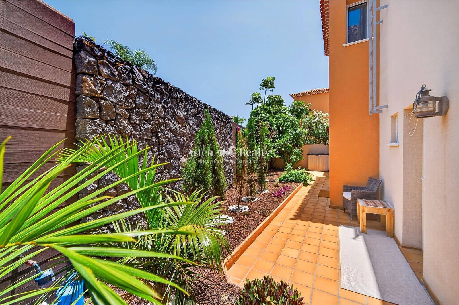 4 bedroom Villa for sale in Puerto Santiago with pool garage - € 1,055,555 (Ref: 9861349)