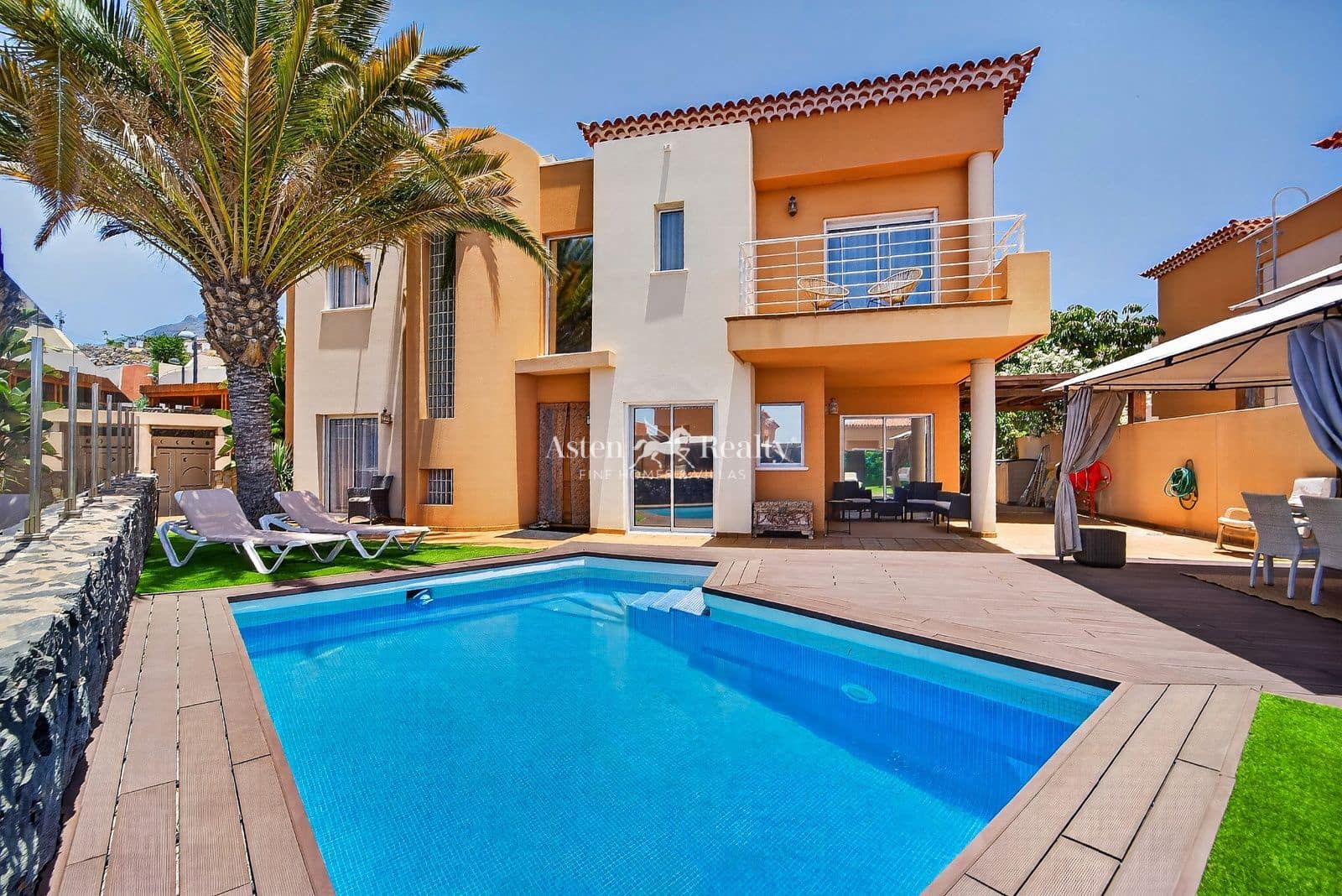 4 bedroom Villa for sale in Puerto Santiago with pool garage - € 1,055,555 (Ref: 9861349)
