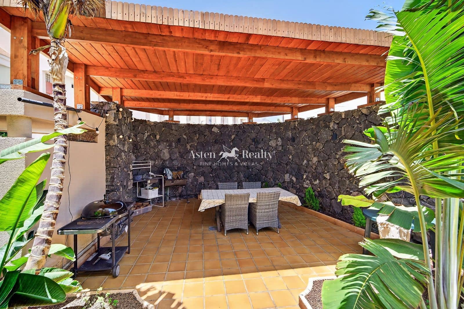4 bedroom Villa for sale in Puerto Santiago with pool garage - € 1,055,555 (Ref: 9861349)