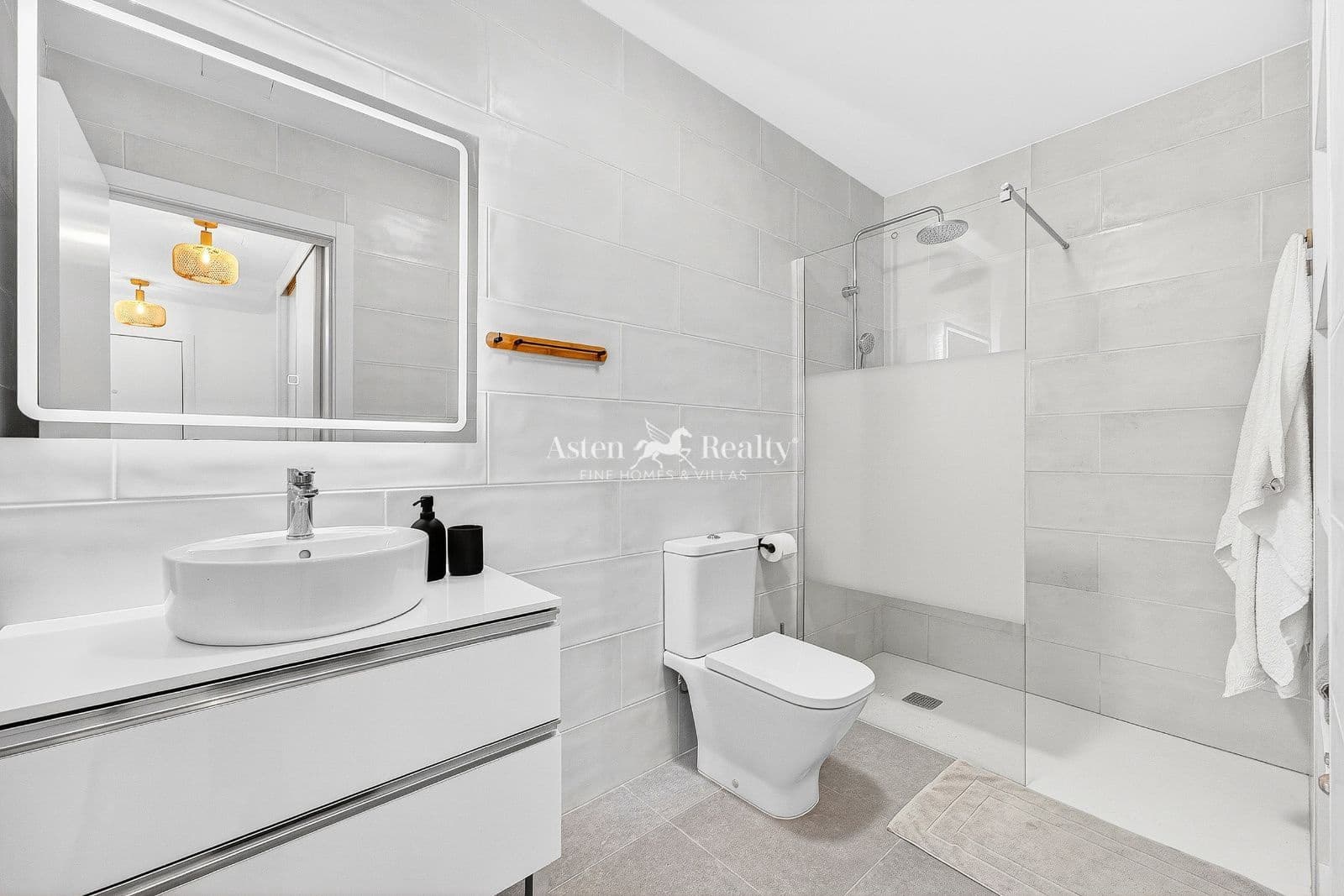 2 bedroom Flat for sale in Playa San Juan with garage - € 359,000 (Ref: 9861350)