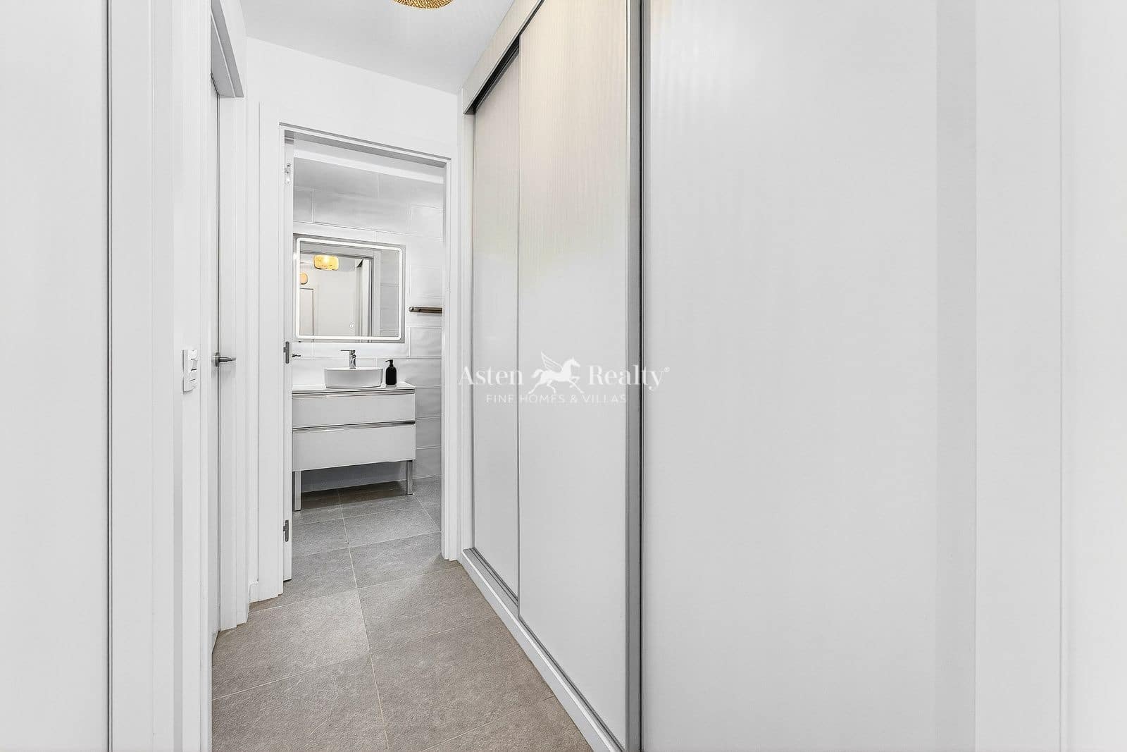 2 bedroom Flat for sale in Playa San Juan with garage - € 359,000 (Ref: 9861350)