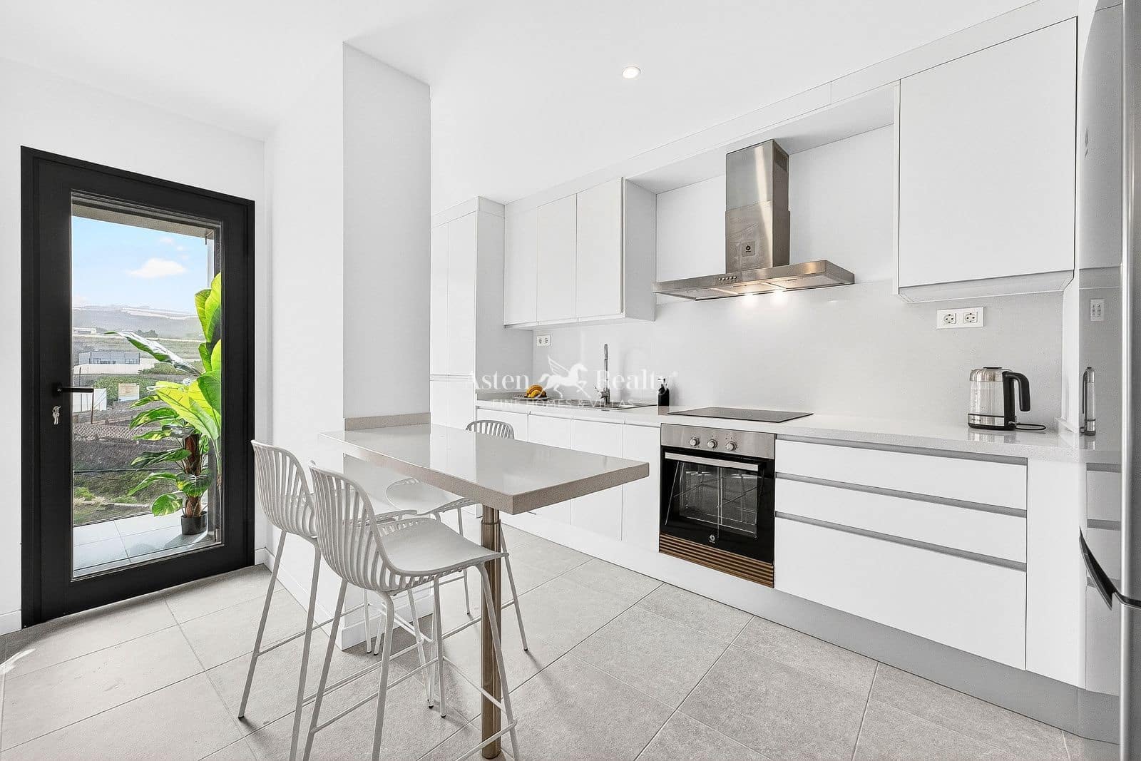 2 bedroom Flat for sale in Playa San Juan with garage - € 359,000 (Ref: 9861350)