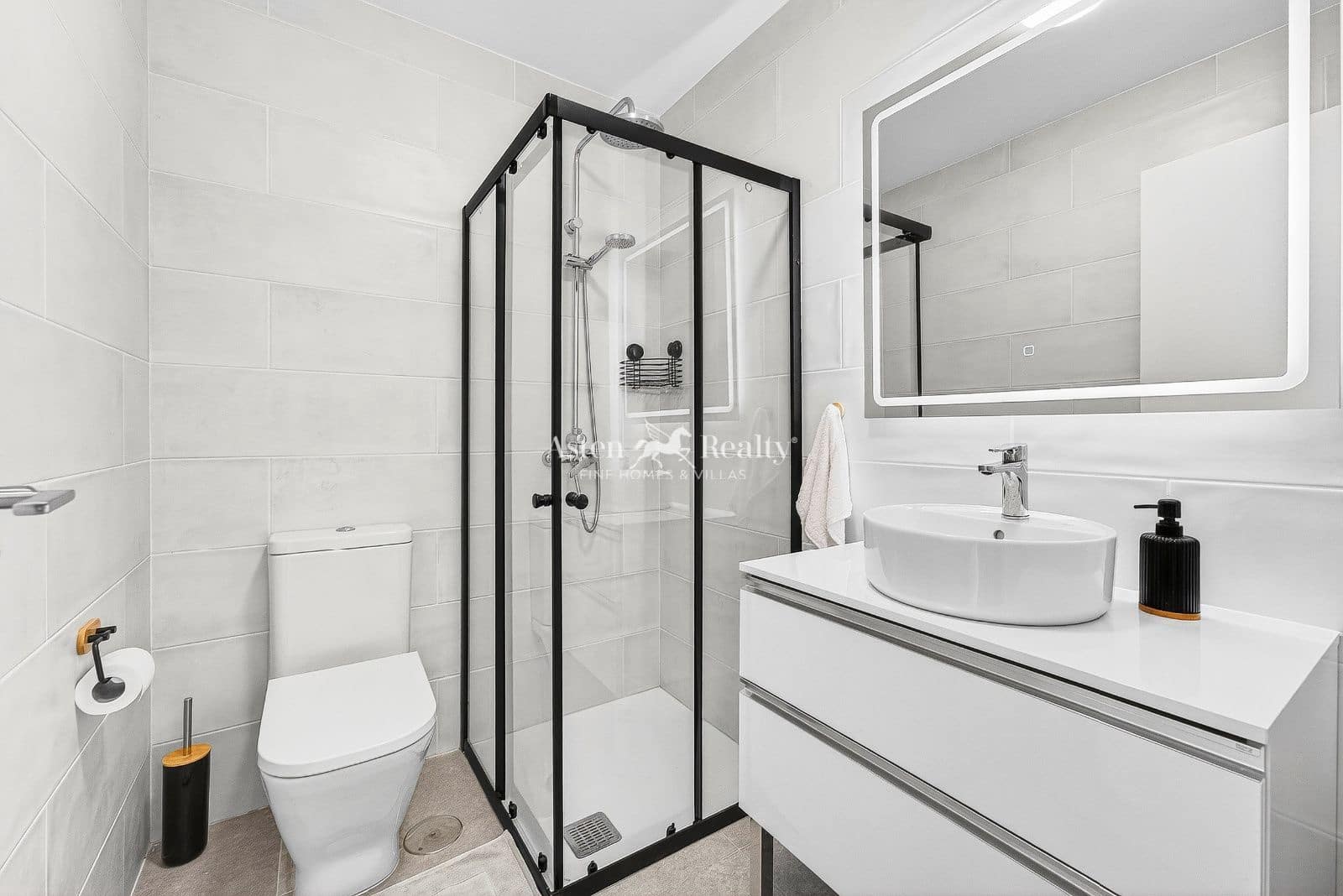 2 bedroom Flat for sale in Playa San Juan with garage - € 359,000 (Ref: 9861350)