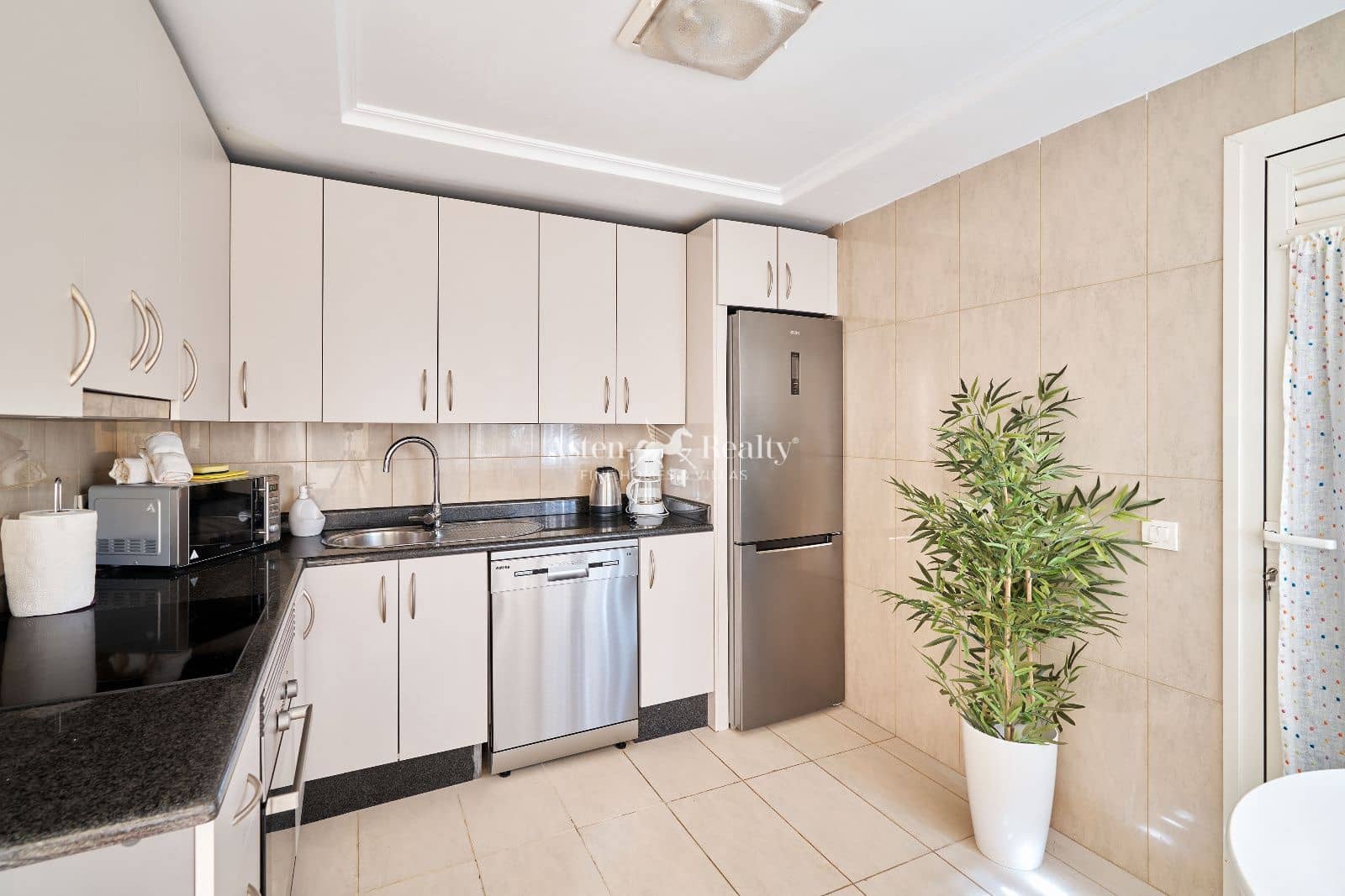 2 bedroom Penthouse for sale in Playa del Duque with pool garage - € 860,000 (Ref: 9867936)