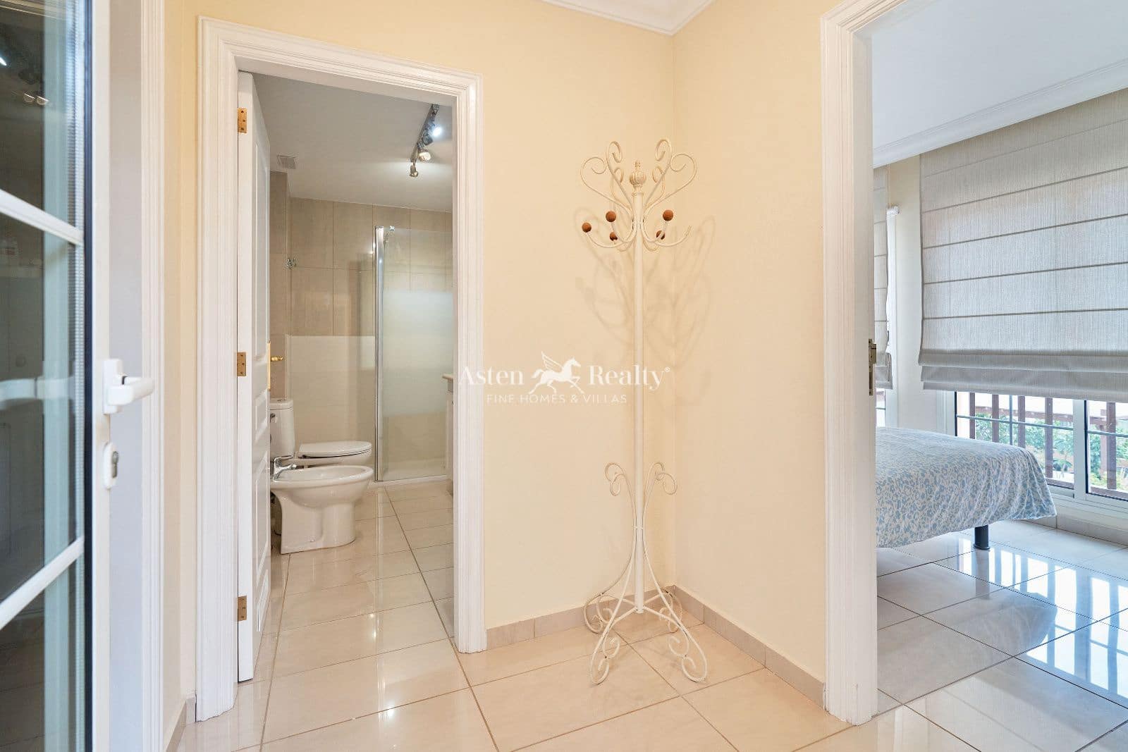 2 bedroom Penthouse for sale in Playa del Duque with pool garage - € 860,000 (Ref: 9867936)