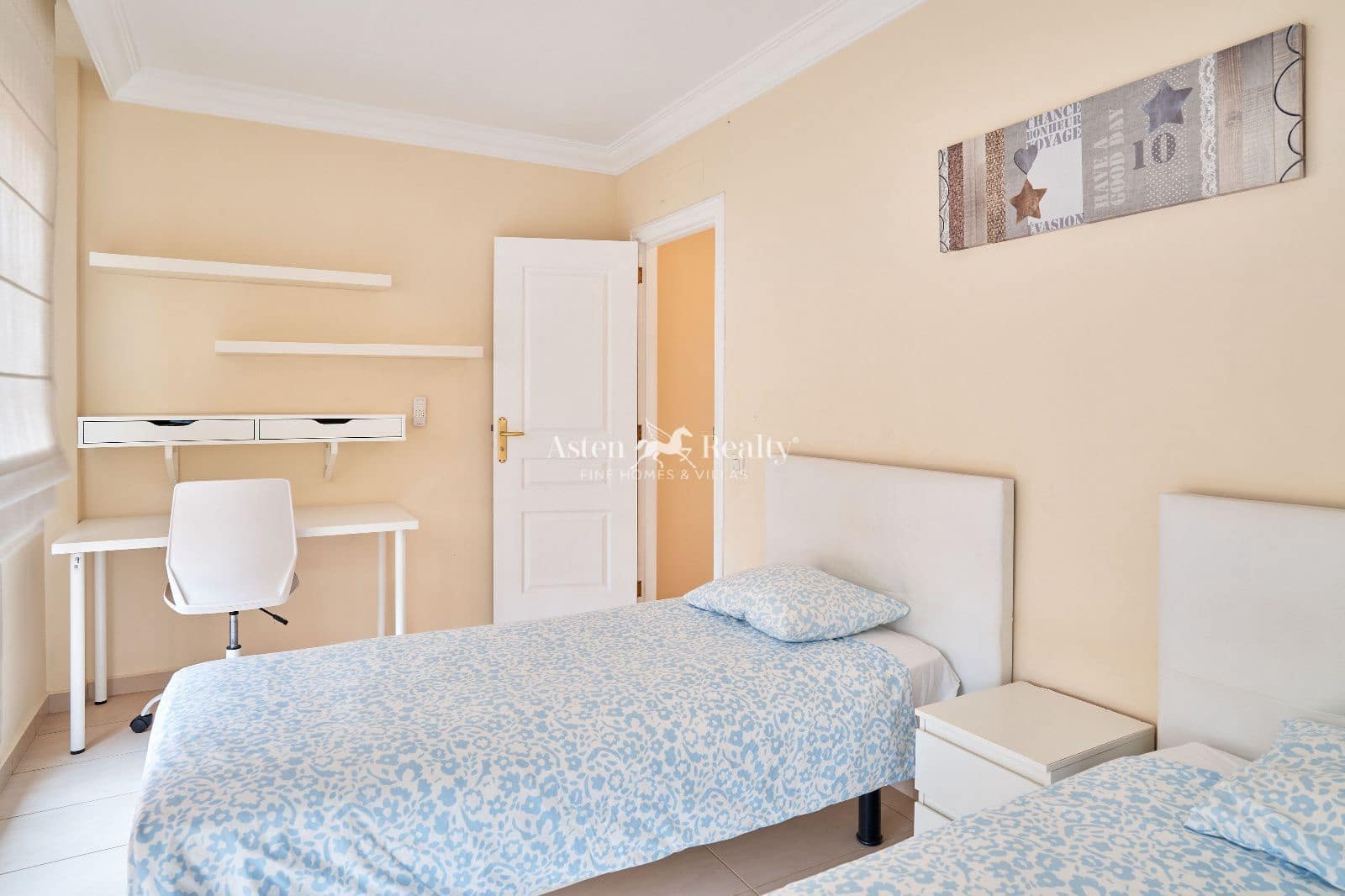 2 bedroom Penthouse for sale in Playa del Duque with pool garage - € 860,000 (Ref: 9867936)