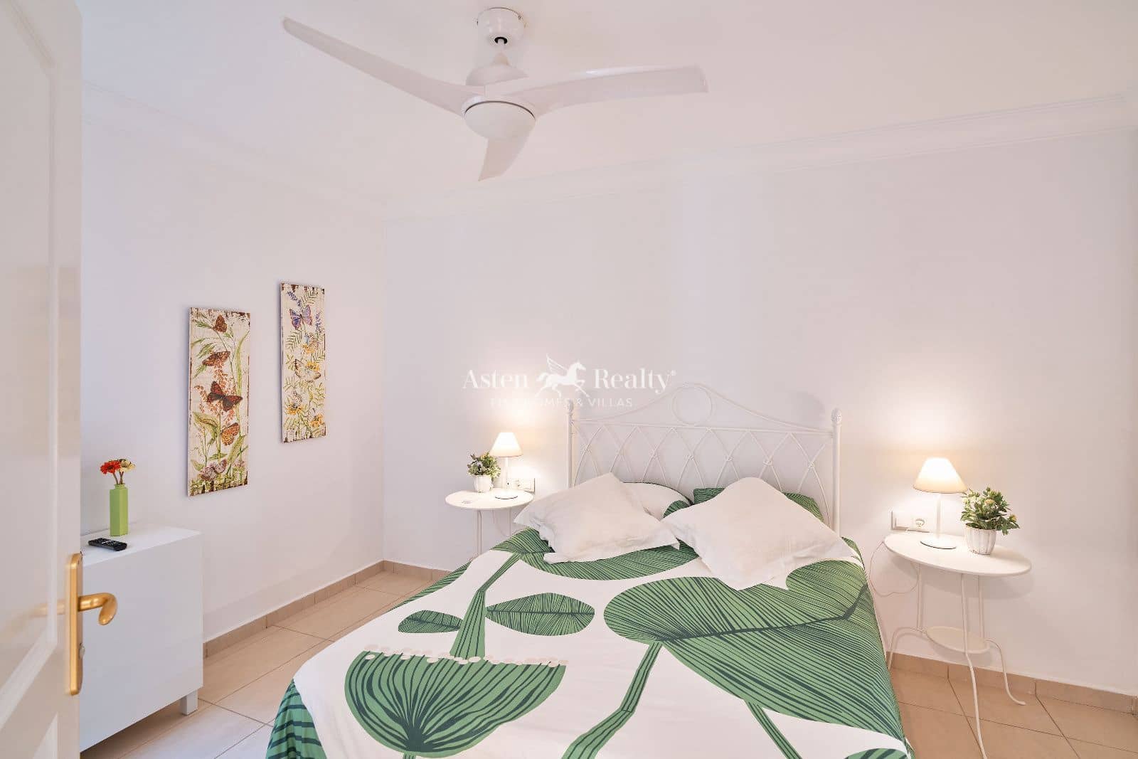 2 bedroom Penthouse for sale in Playa del Duque with pool garage - € 860,000 (Ref: 9867936)