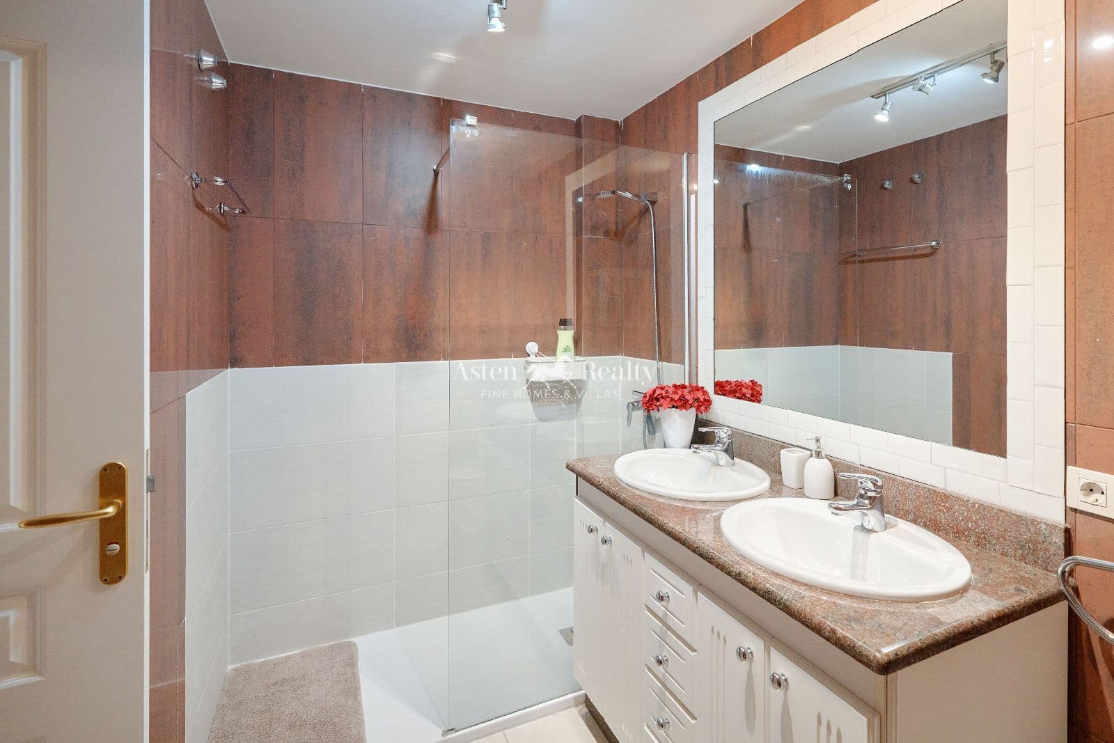 2 bedroom Penthouse for sale in Playa del Duque with pool garage - € 860,000 (Ref: 9867936)