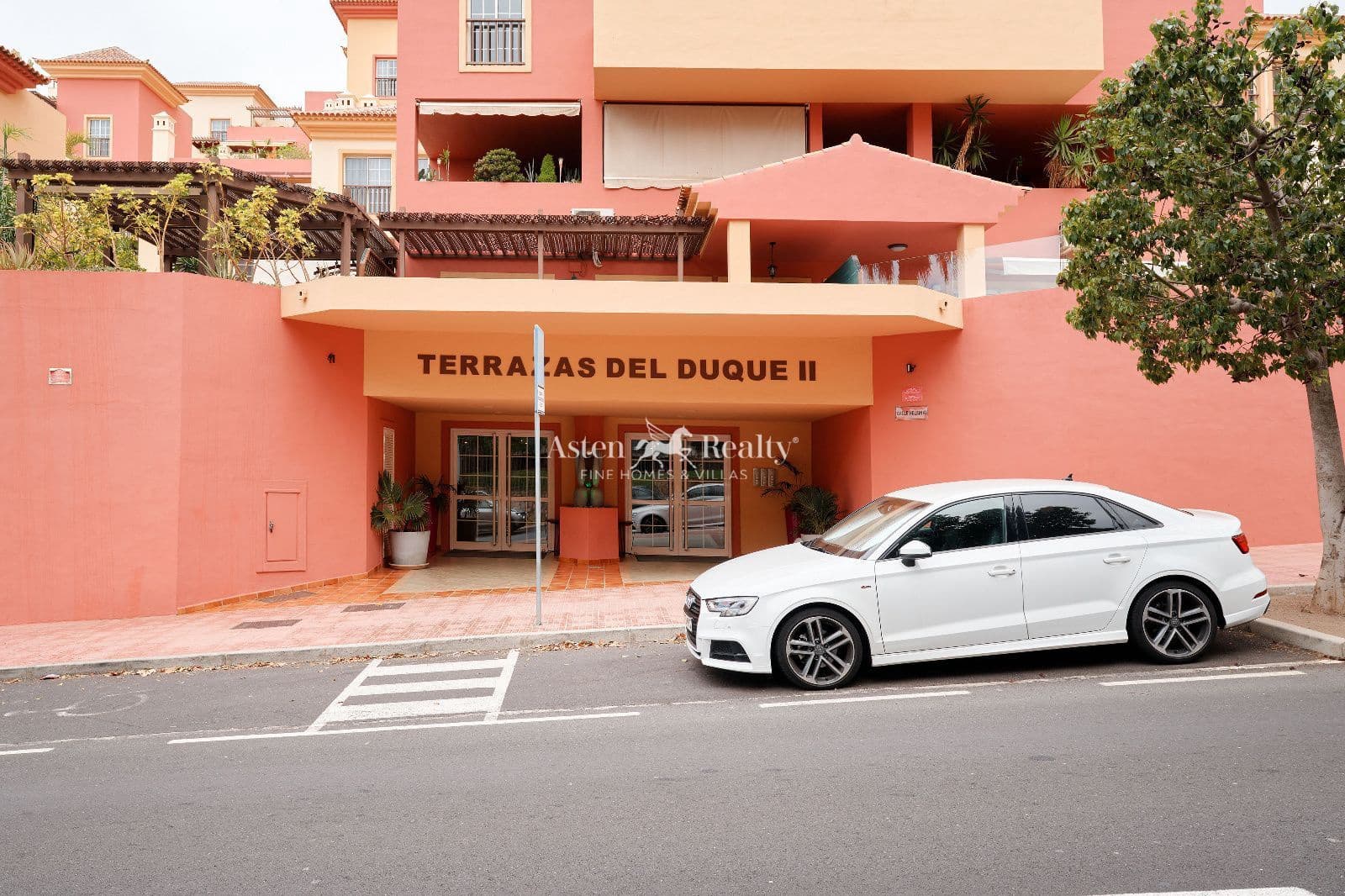2 bedroom Penthouse for sale in Playa del Duque with pool garage - € 860,000 (Ref: 9867936)