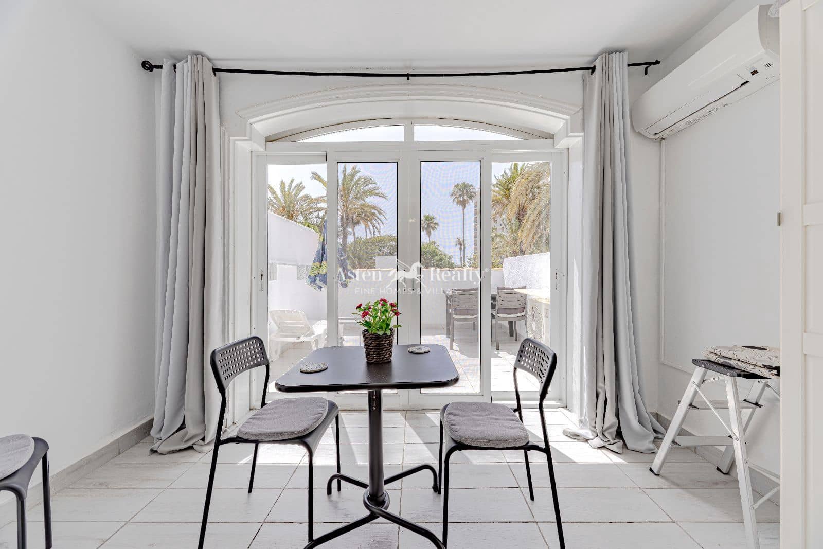 Mieszkanie na sprzedaż w Playa de las Americas z basenem - 265 000 € (Ref: 9872414)