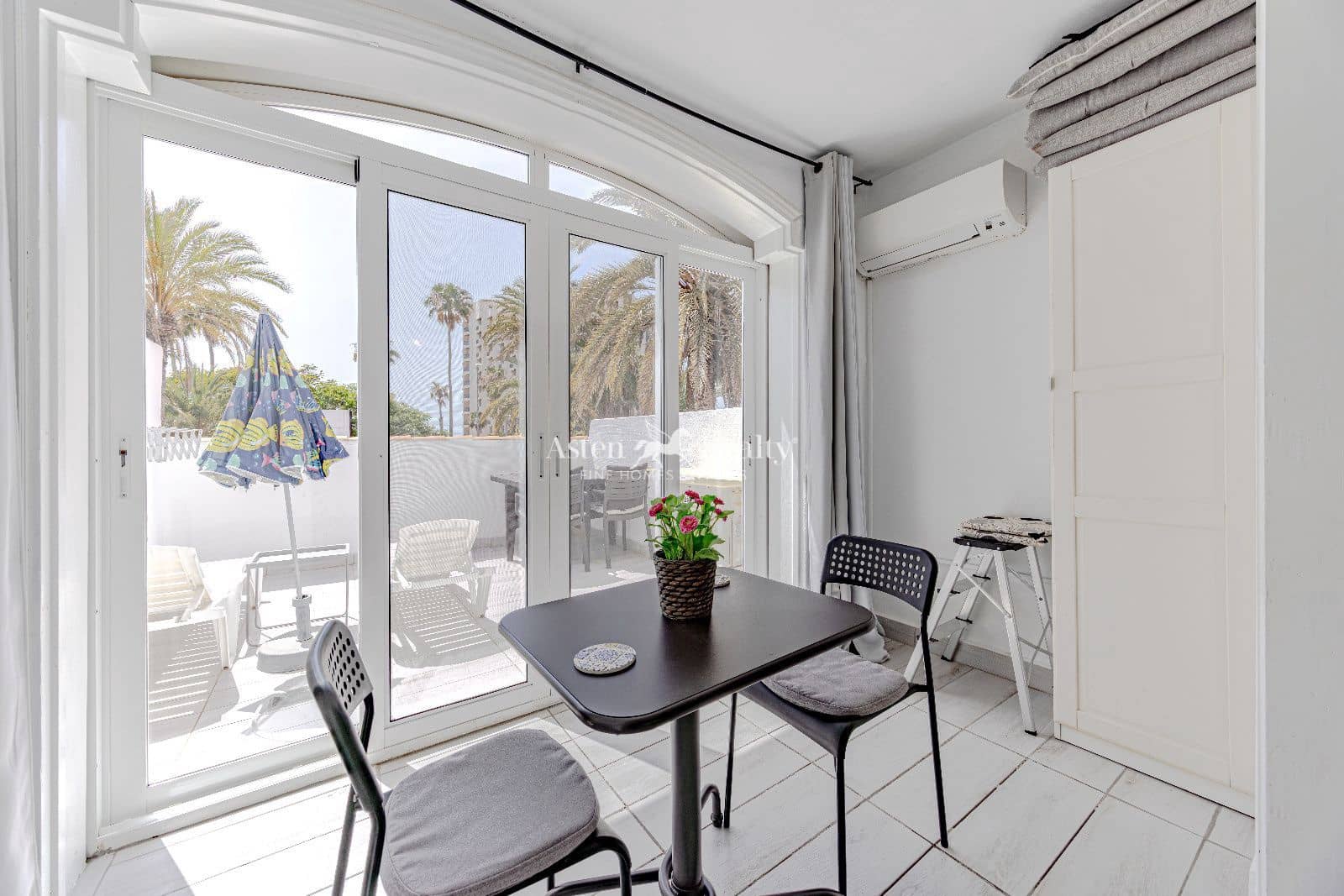 Mieszkanie na sprzedaż w Playa de las Americas z basenem - 265 000 € (Ref: 9872414)