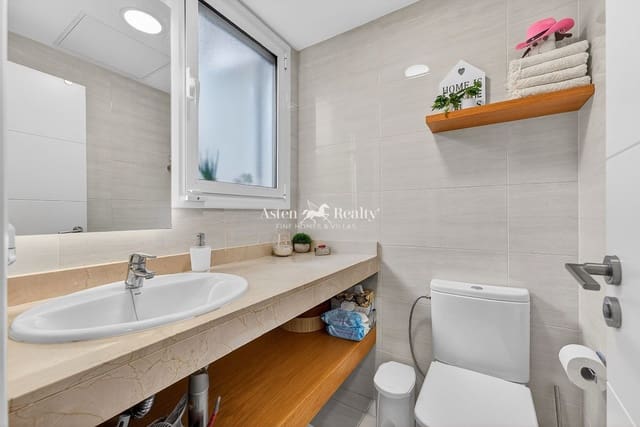 4 makuuhuone Omakotitalo myytävänä paikassa Puerto Santiago, Santiago del Teide mukana uima-altaan 
autotalli - 945 000 € (Ref: 9880228)