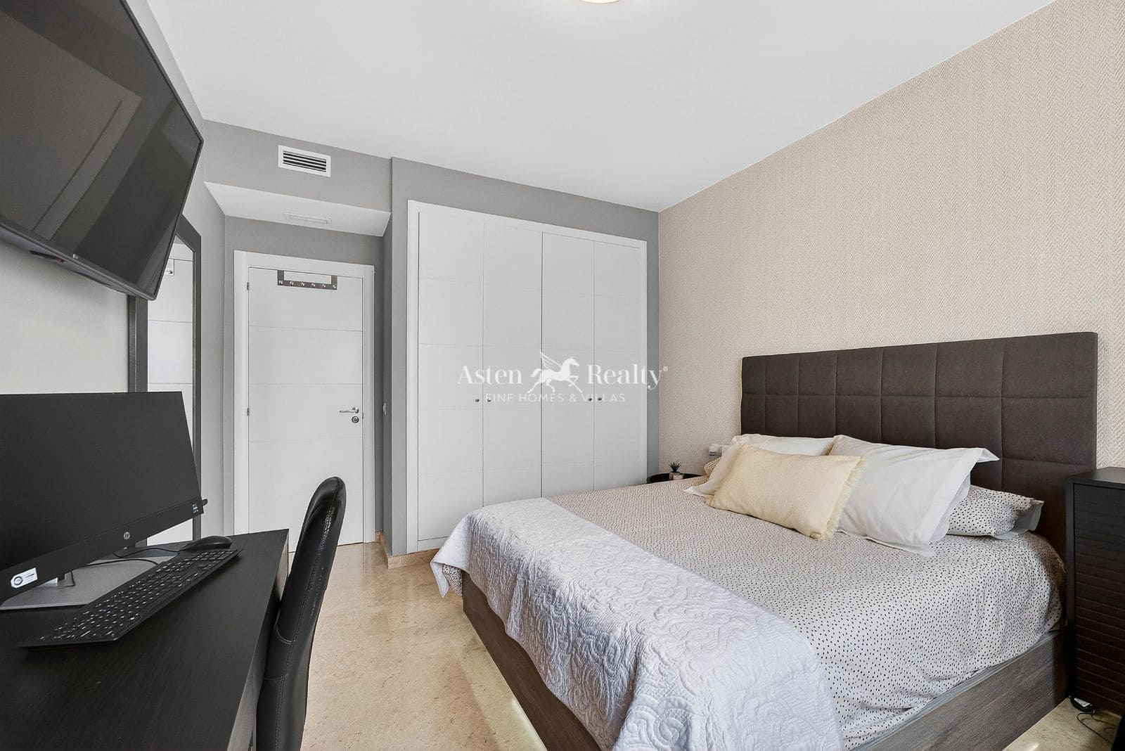 4 chambre Maison de Ville à vendre à Puerto Santiago avec piscine garage - 945 000 € (Ref: 9880228)