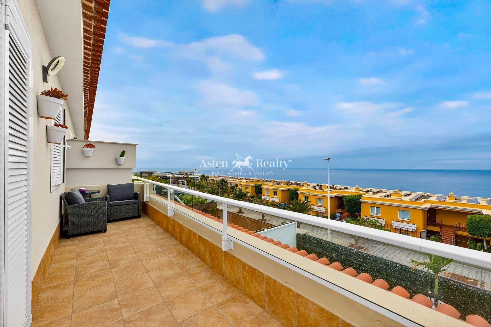 4 chambre Maison de Ville à vendre à Puerto Santiago avec piscine garage - 945 000 € (Ref: 9880228)
