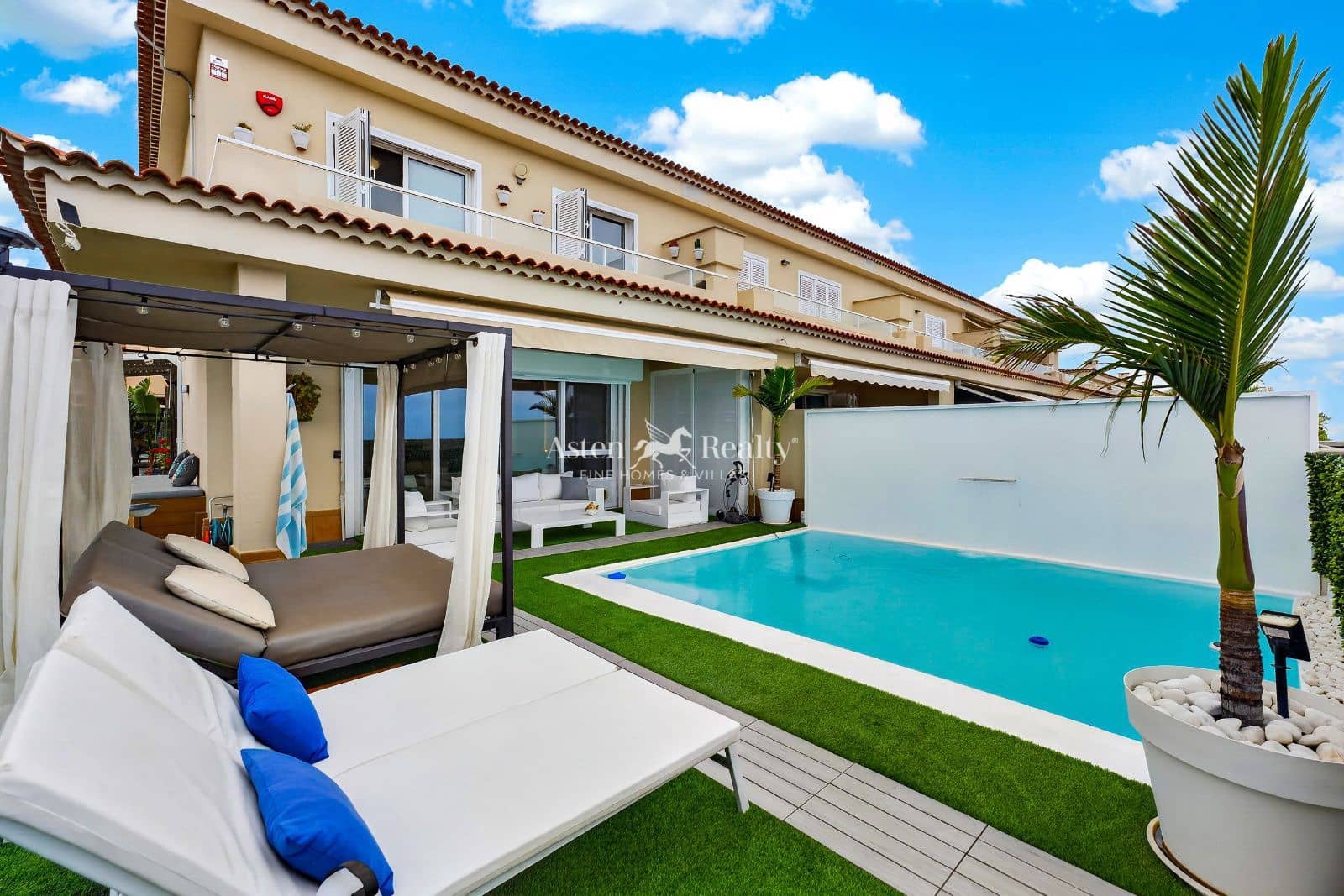 4 chambre Maison de Ville à vendre à Puerto Santiago avec piscine garage - 945 000 € (Ref: 9880228)