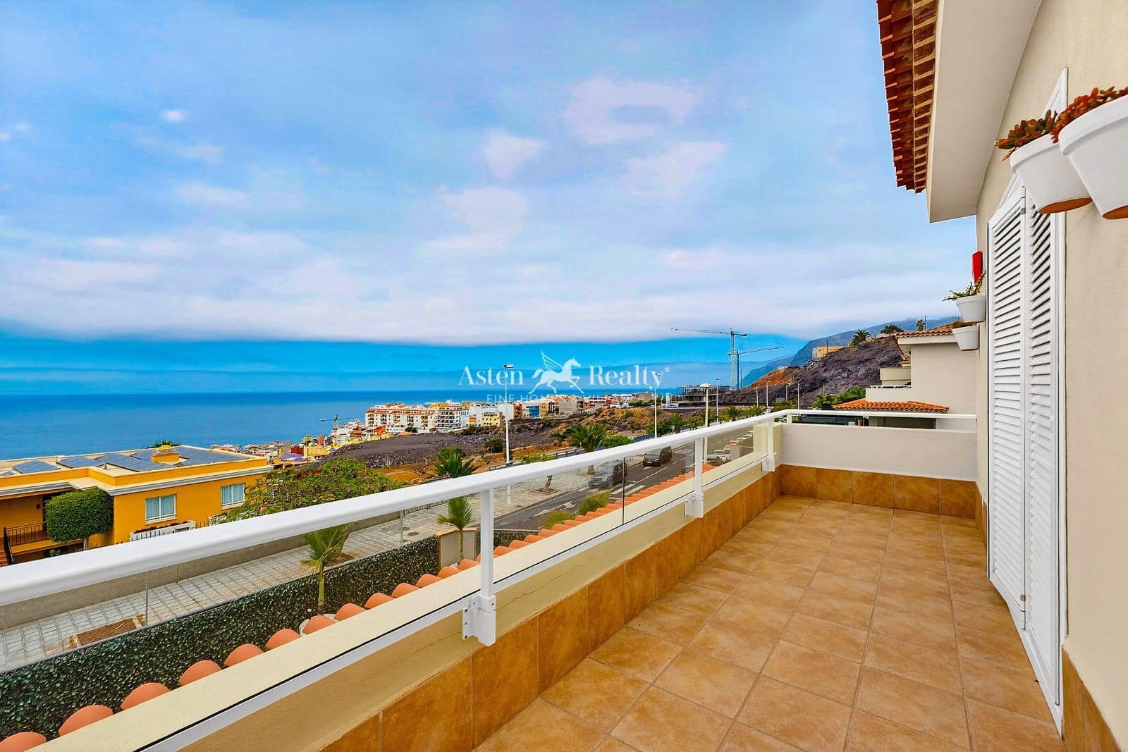 4 chambre Maison de Ville à vendre à Puerto Santiago avec piscine garage - 945 000 € (Ref: 9880228)