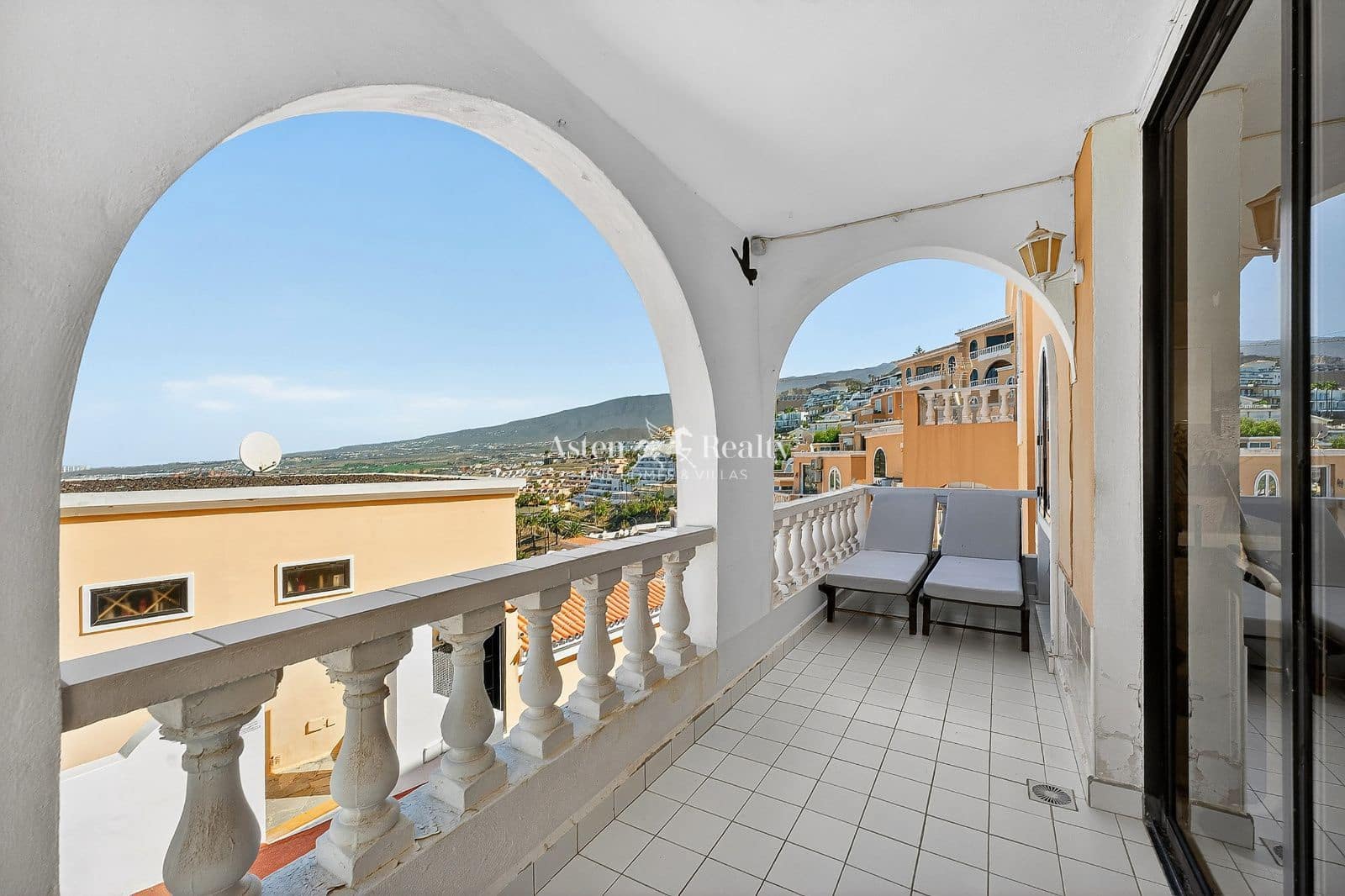 2 soveværelse Villa til salg i Costa Adeje med swimmingpool - € 460.000 (Ref: 9889301)