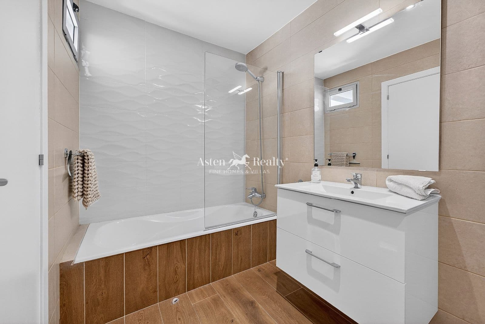 3 quarto Casa em Banda para venda em Chayofa com piscina garagem - 925 000 € (Ref: 9893147)