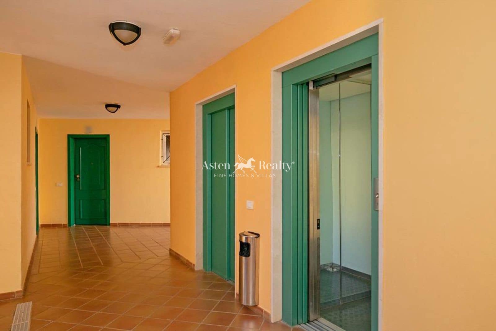 1 soveværelse Lejlighed til salg i Los Cristianos med swimmingpool garage - € 350.000 (Ref: 9895373)
