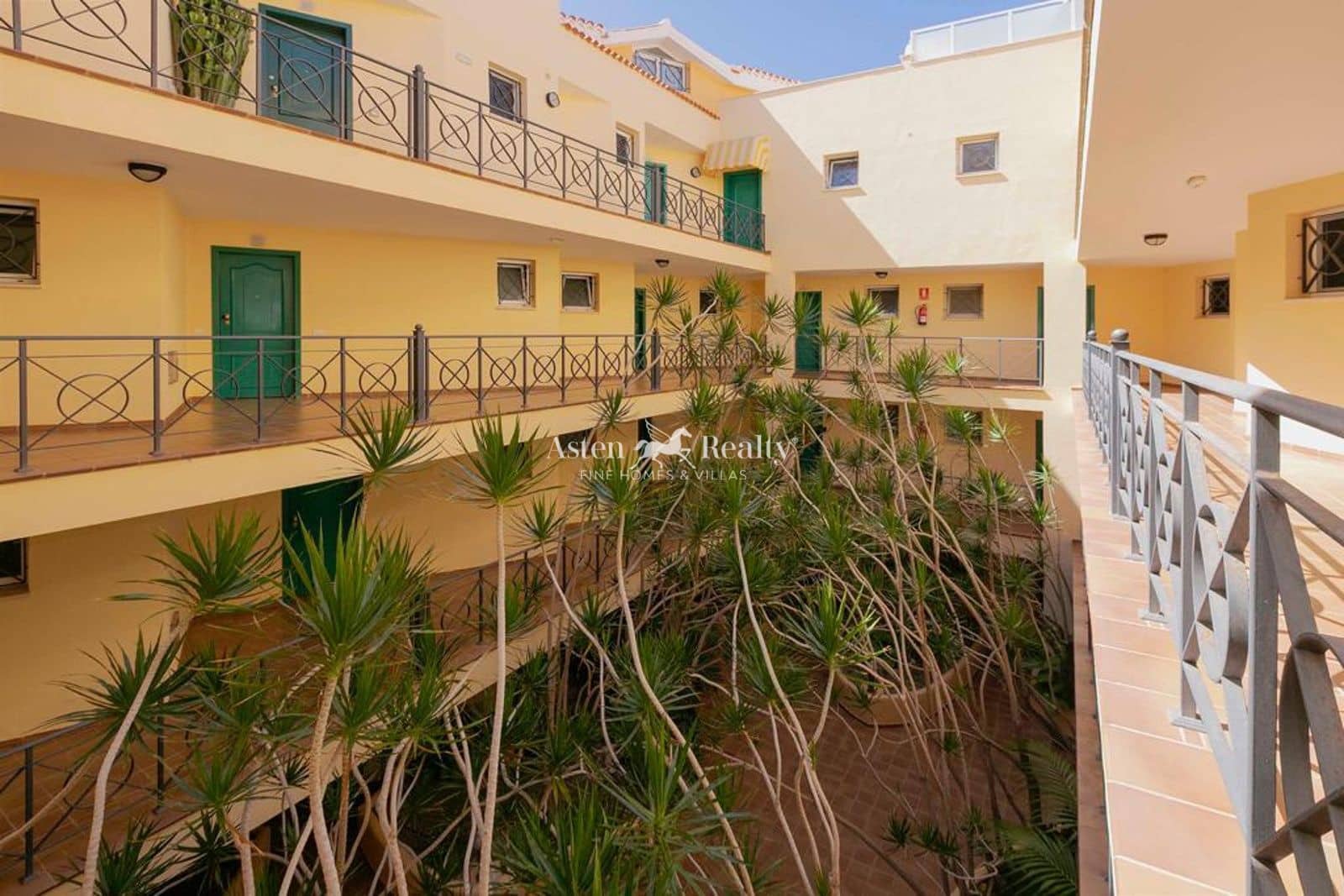 1 soveværelse Lejlighed til salg i Los Cristianos med swimmingpool garage - € 350.000 (Ref: 9895373)