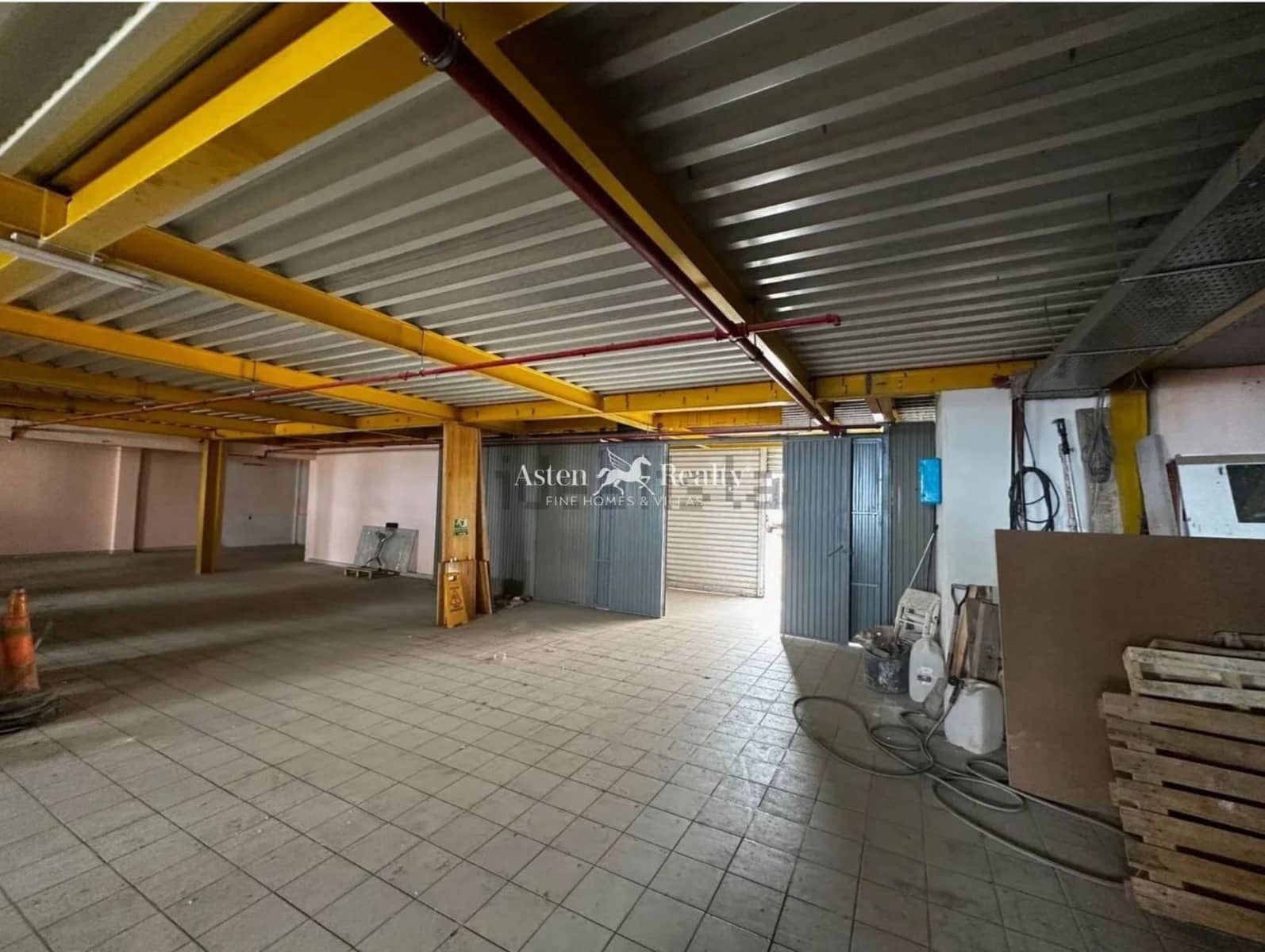 Business for sale in Santa Cruz de Tenerife - € 400,000 (Ref: 9902361)