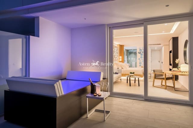 Asunto myytävänä paikassa La Caleta Adeje, Adeje mukana uima-altaan 
autotalli - 335 000 € (Ref: 9911750)